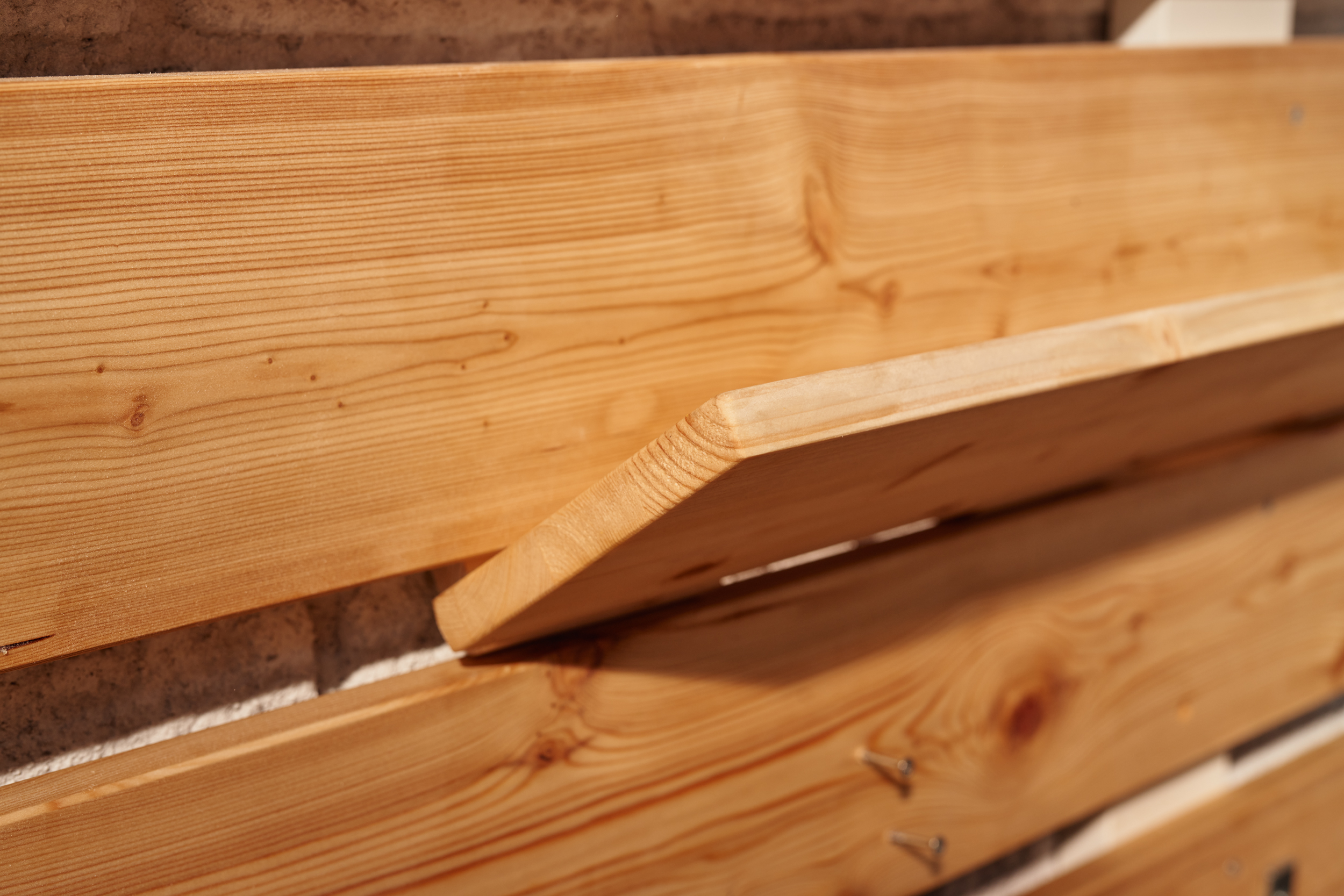 Egy polclapot helyeznek a deszkák közé