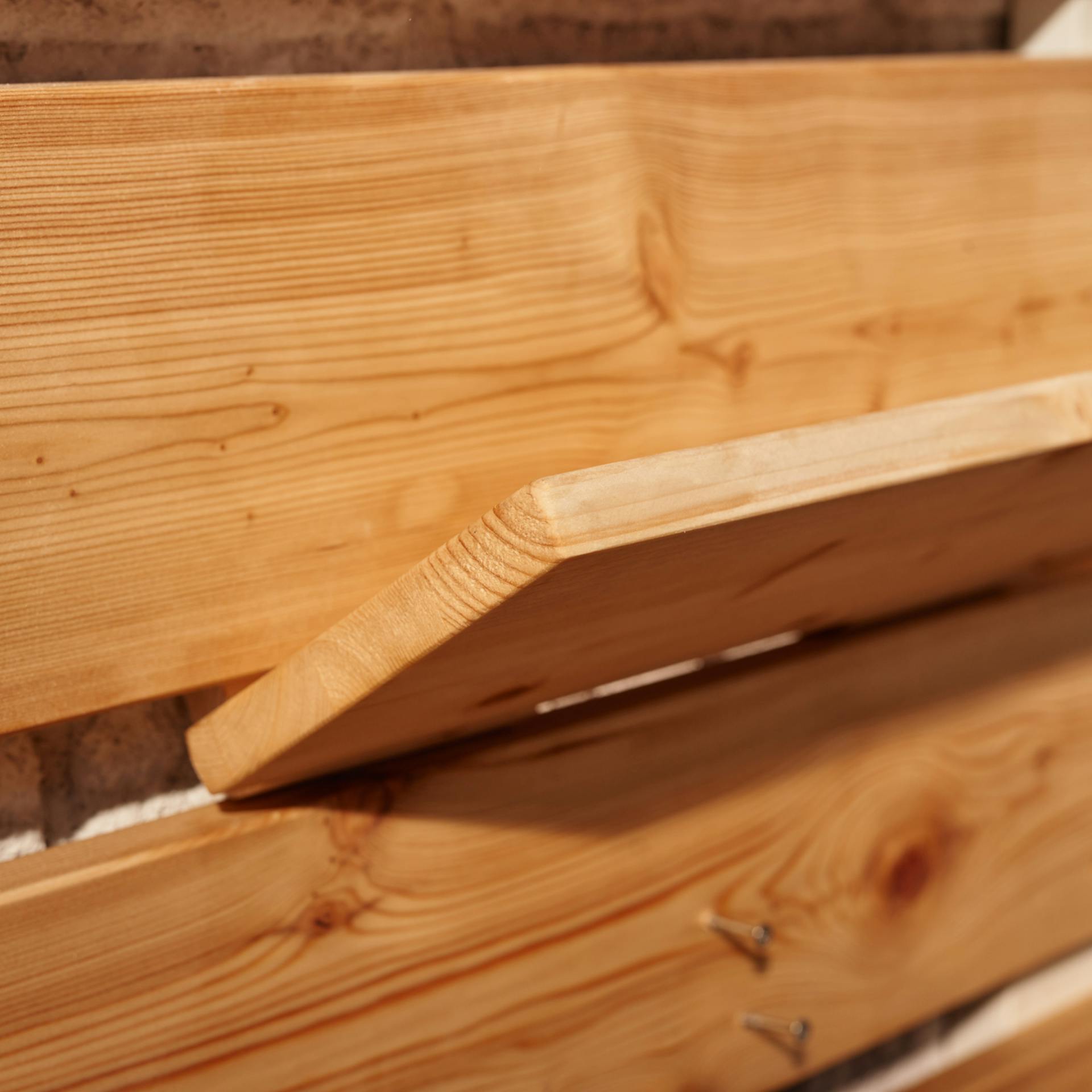 Egy polclapot helyeznek a deszkák közé