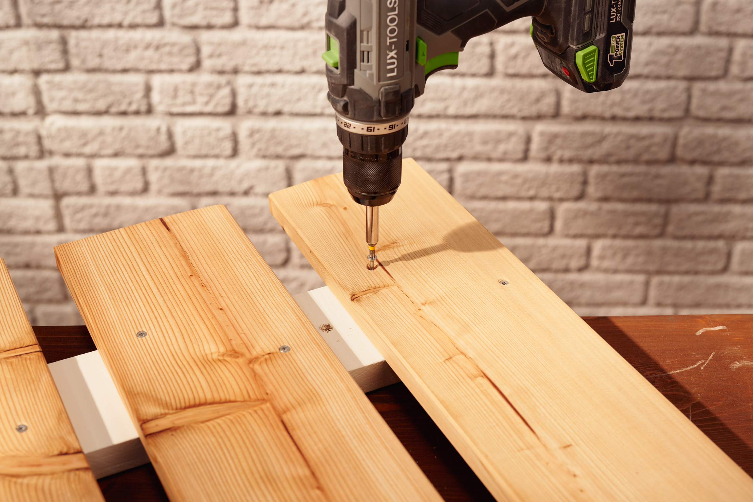 A deszkákat a rögzítőcsíkokra csavarozzák