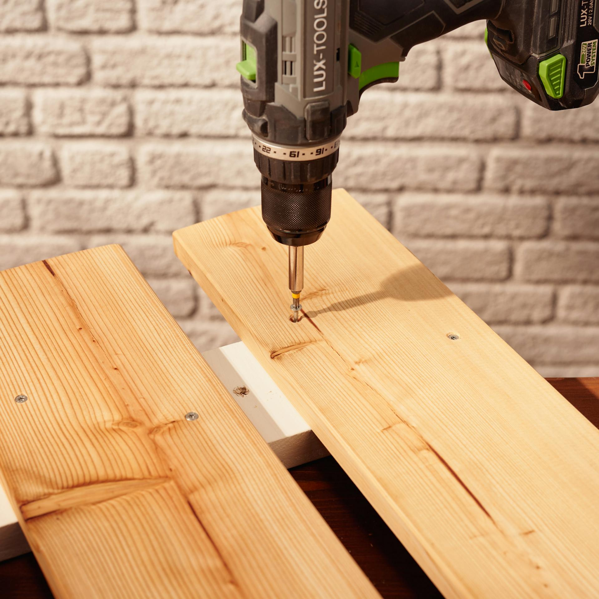 A deszkákat a rögzítőcsíkokra csavarozzák