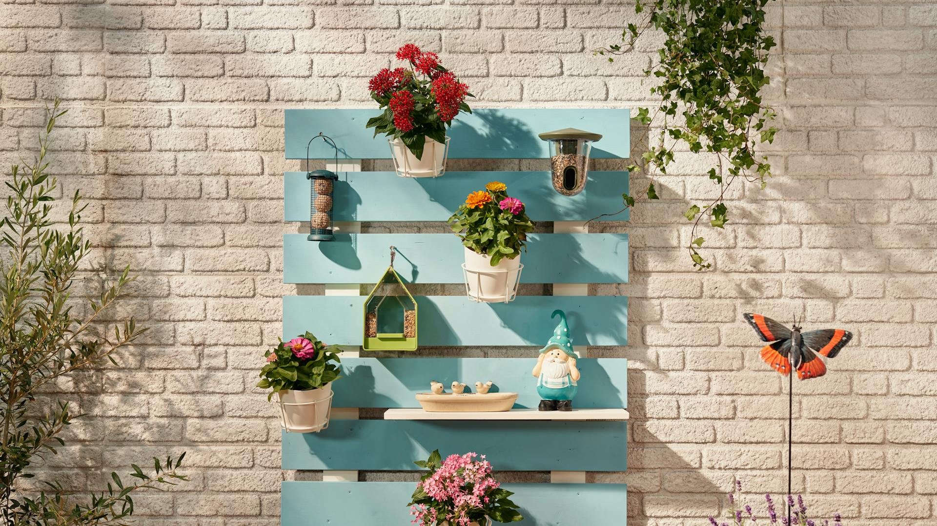 Kerti rendszerező virágcserepekkel és madáretető állomással