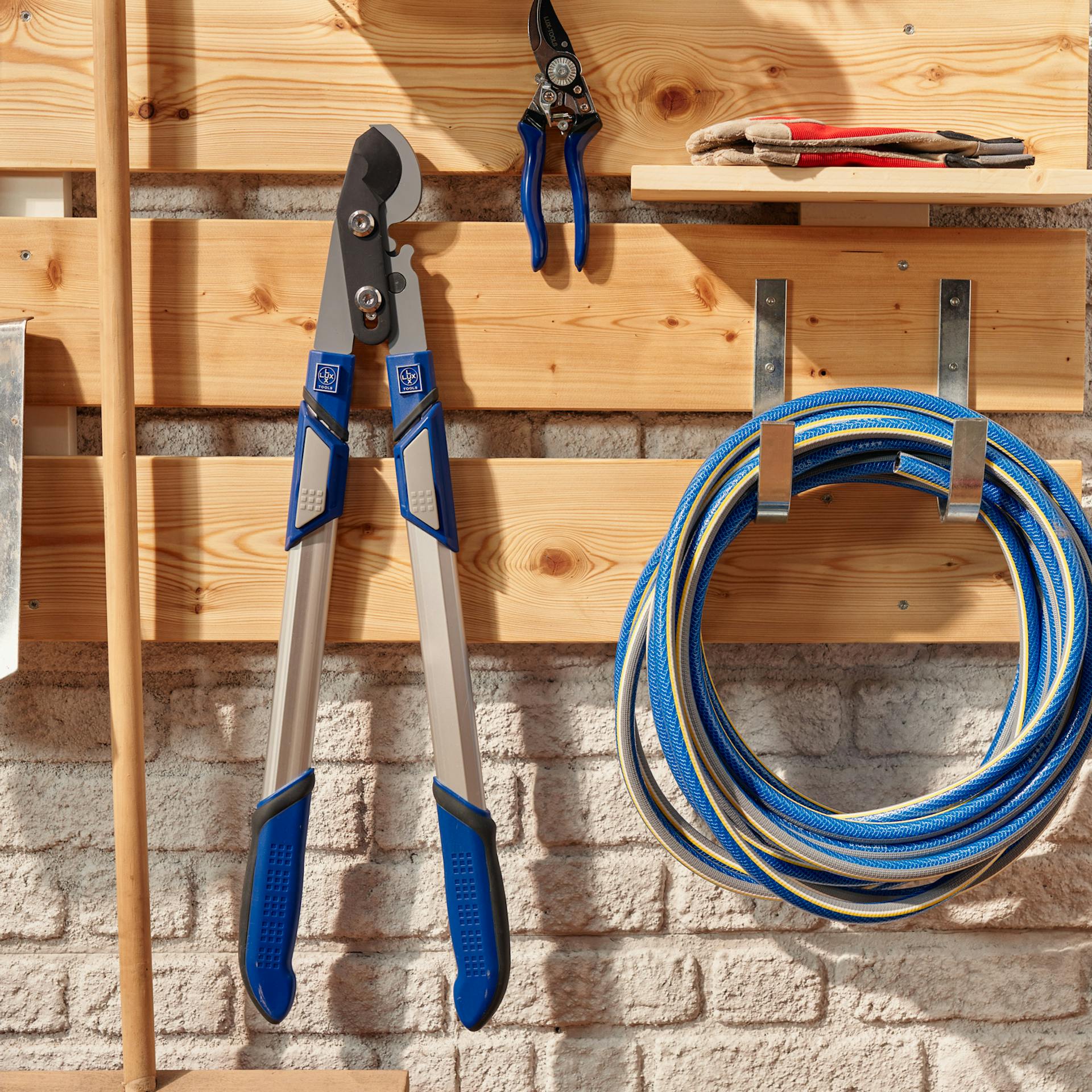 Gartenschlauch hängt an einem Garden Organizer