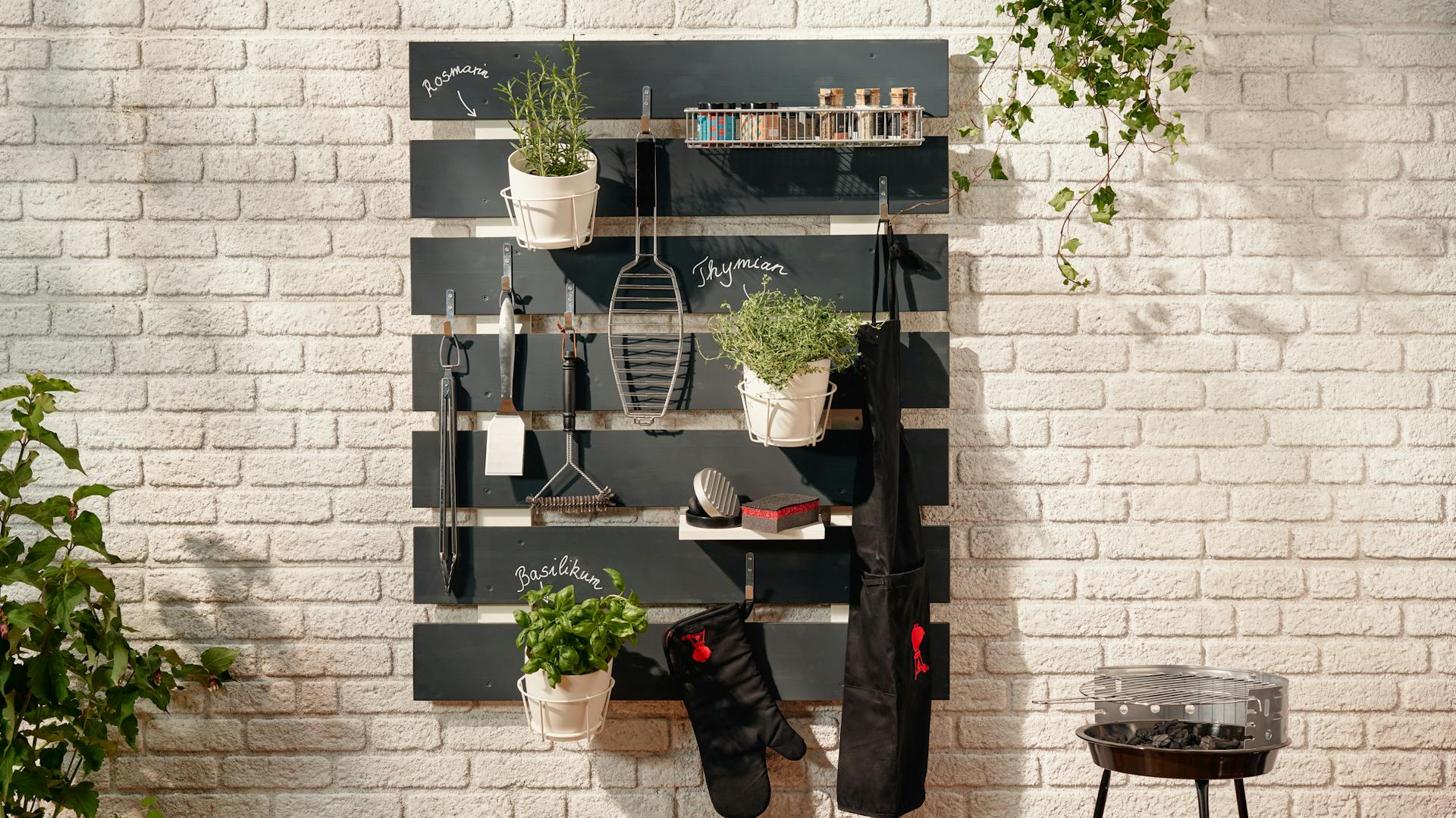 Grillező eszközök egy kerti rendszerezőn