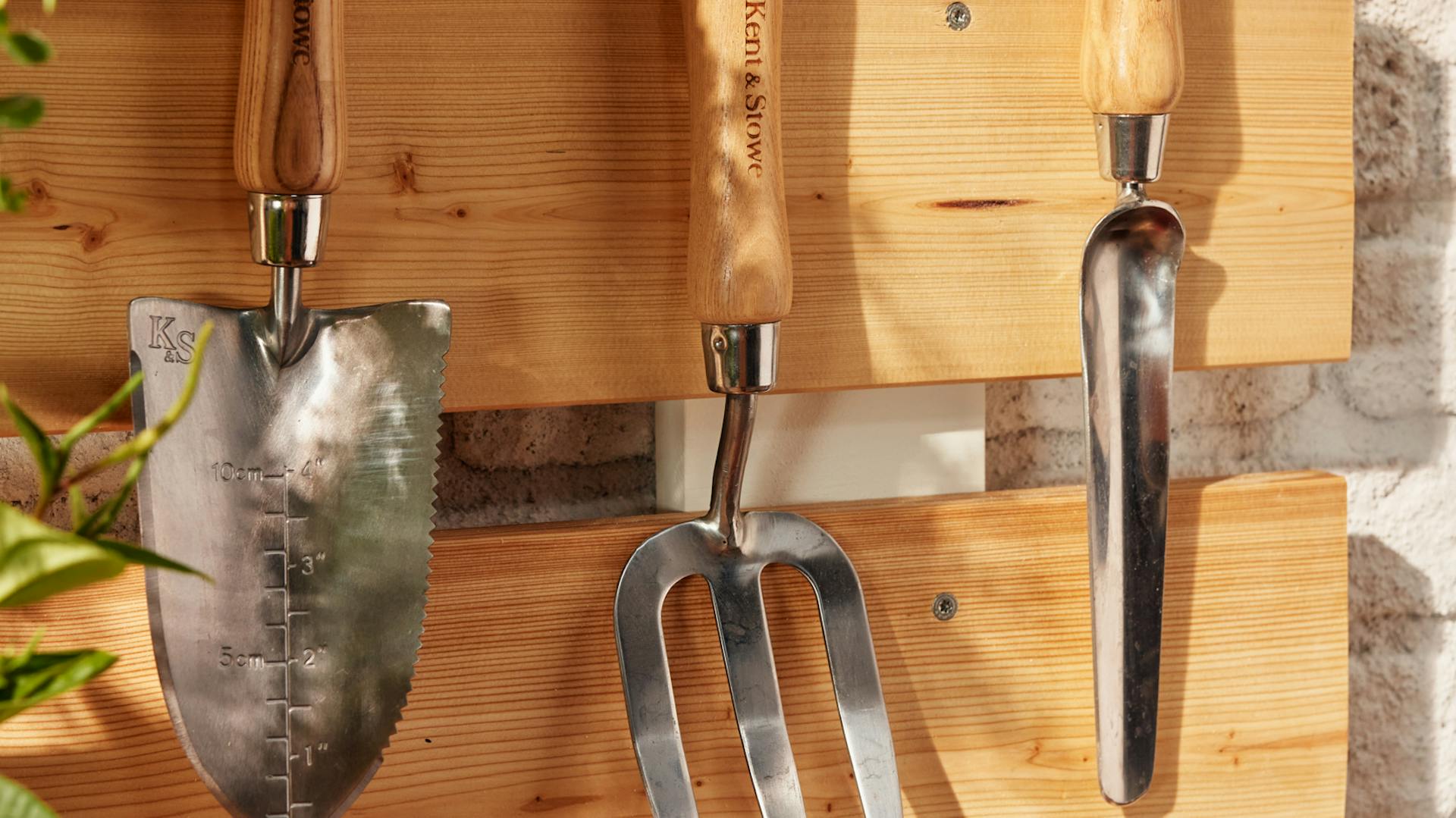 Kerti kéziszerszámok kerti rendszerezőn