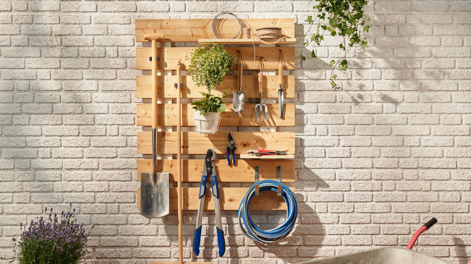Ein Garden Organizer mit Gartenwerkzeug an einer Wand