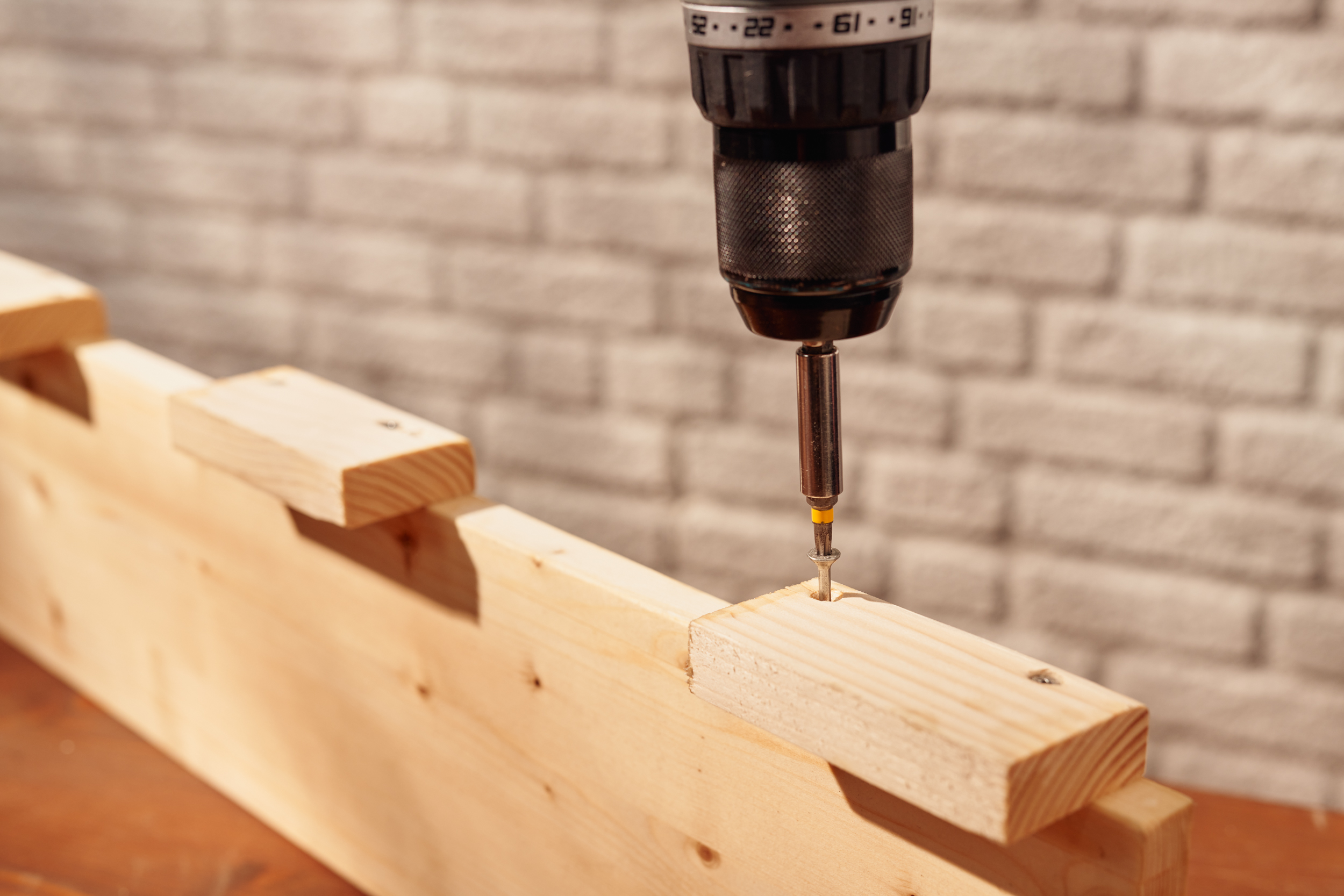 A fadarabokat egy deszkához csavarozzák