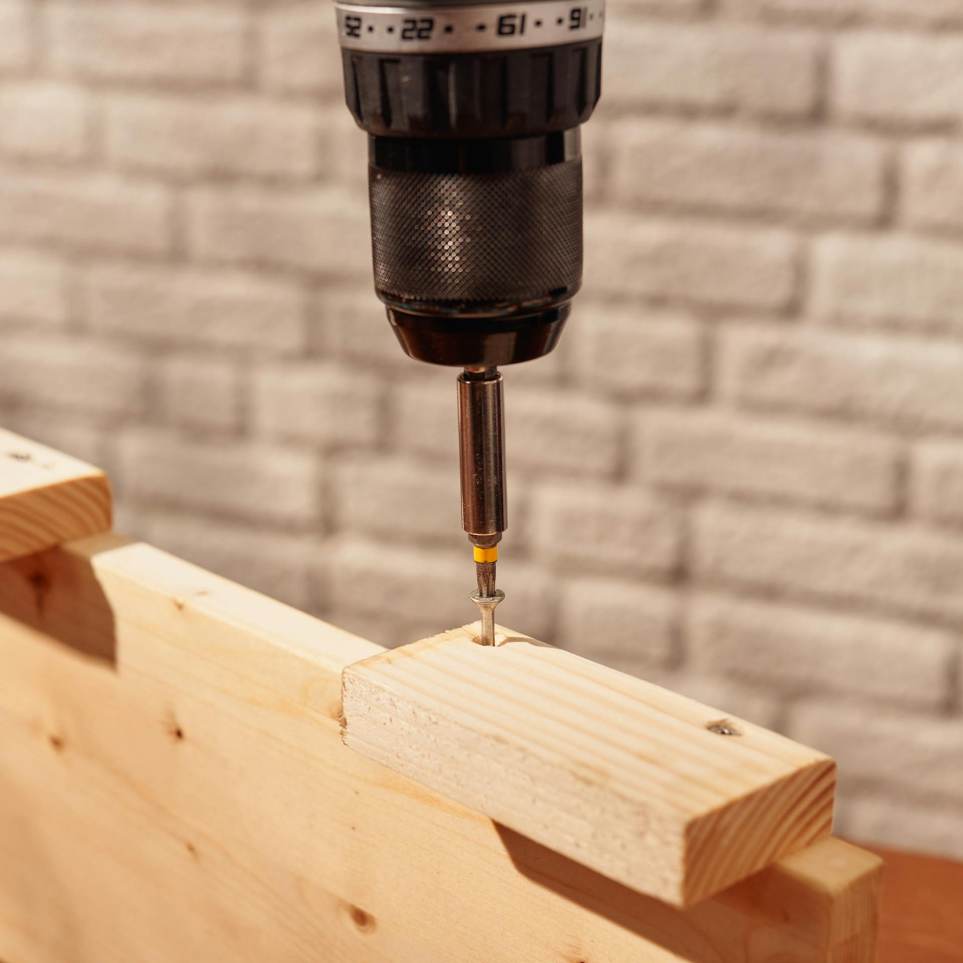 A fadarabokat egy deszkához csavarozzák