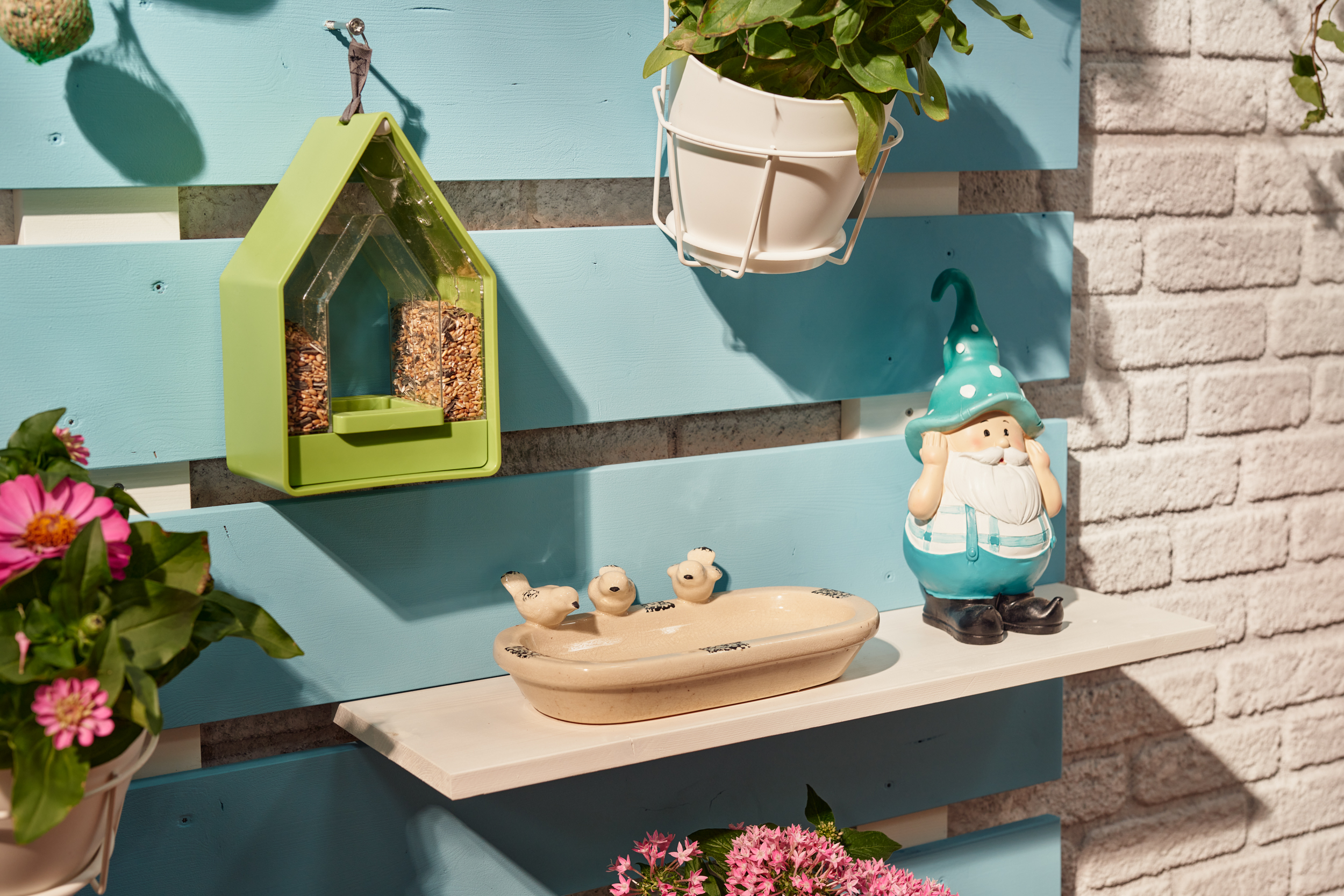 Madáretető és madáritató egy kerti rendszerezőn