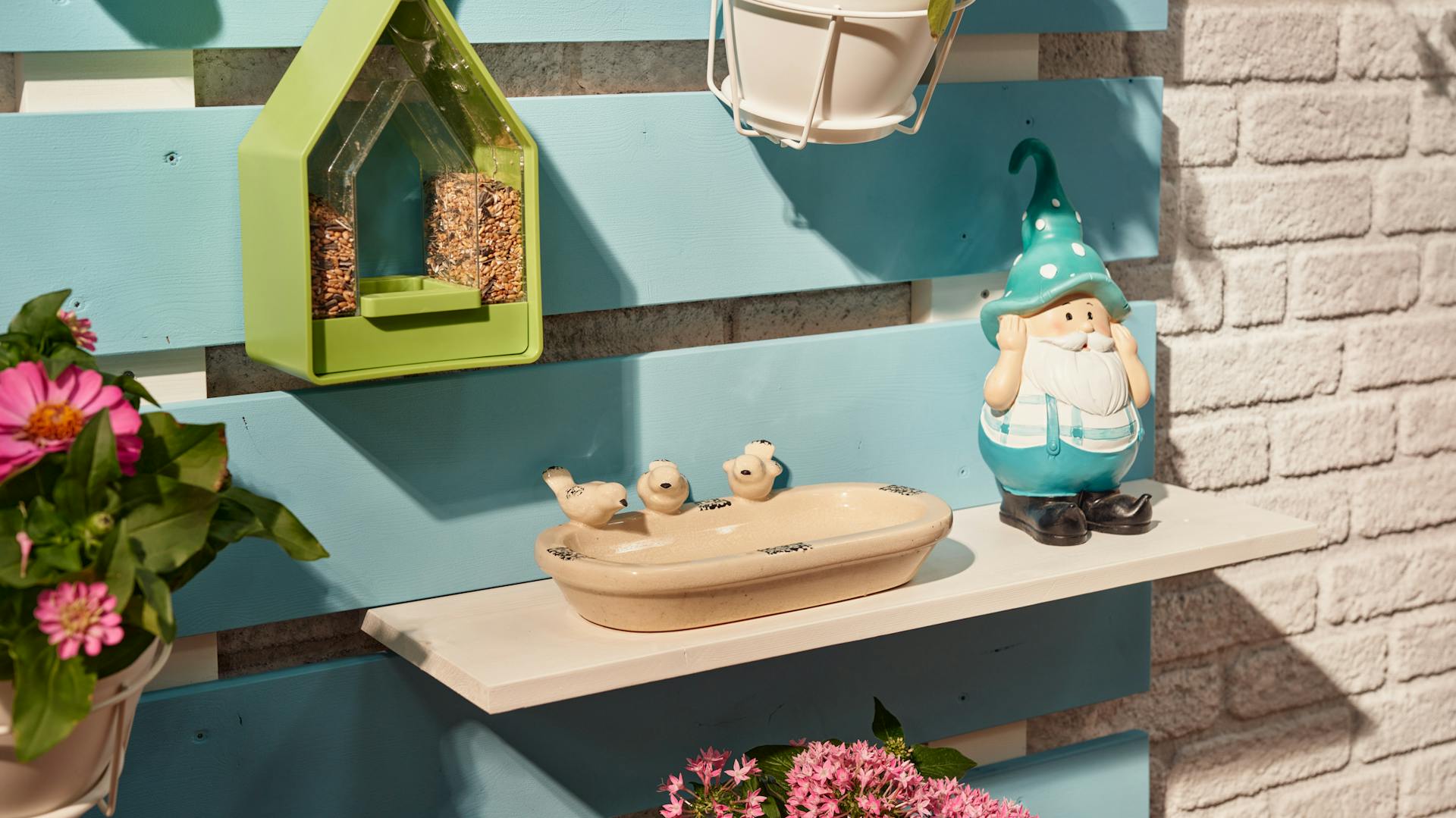 Madáretető és madáritató egy kerti rendszerezőn