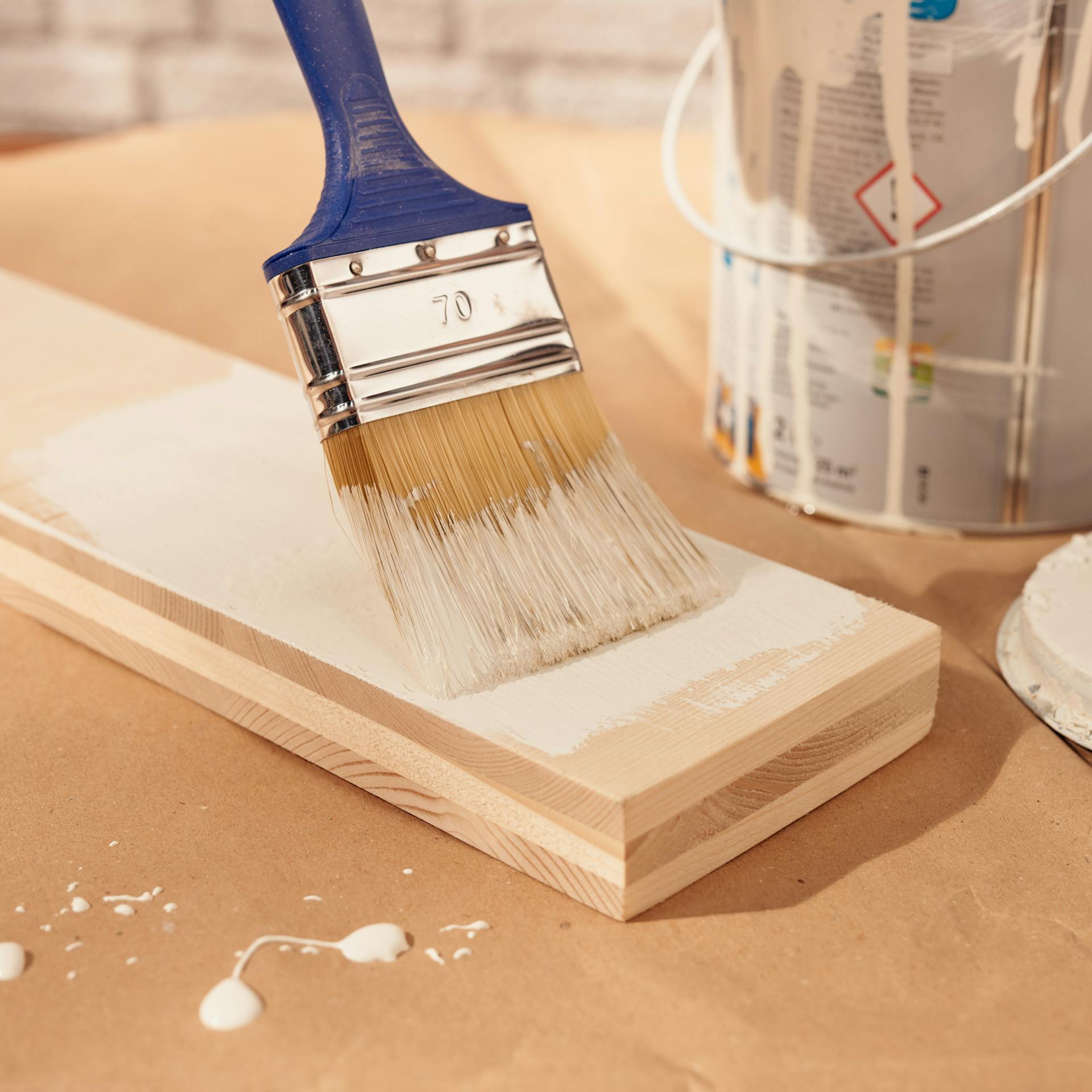 Ecset festékkel egy deszkán