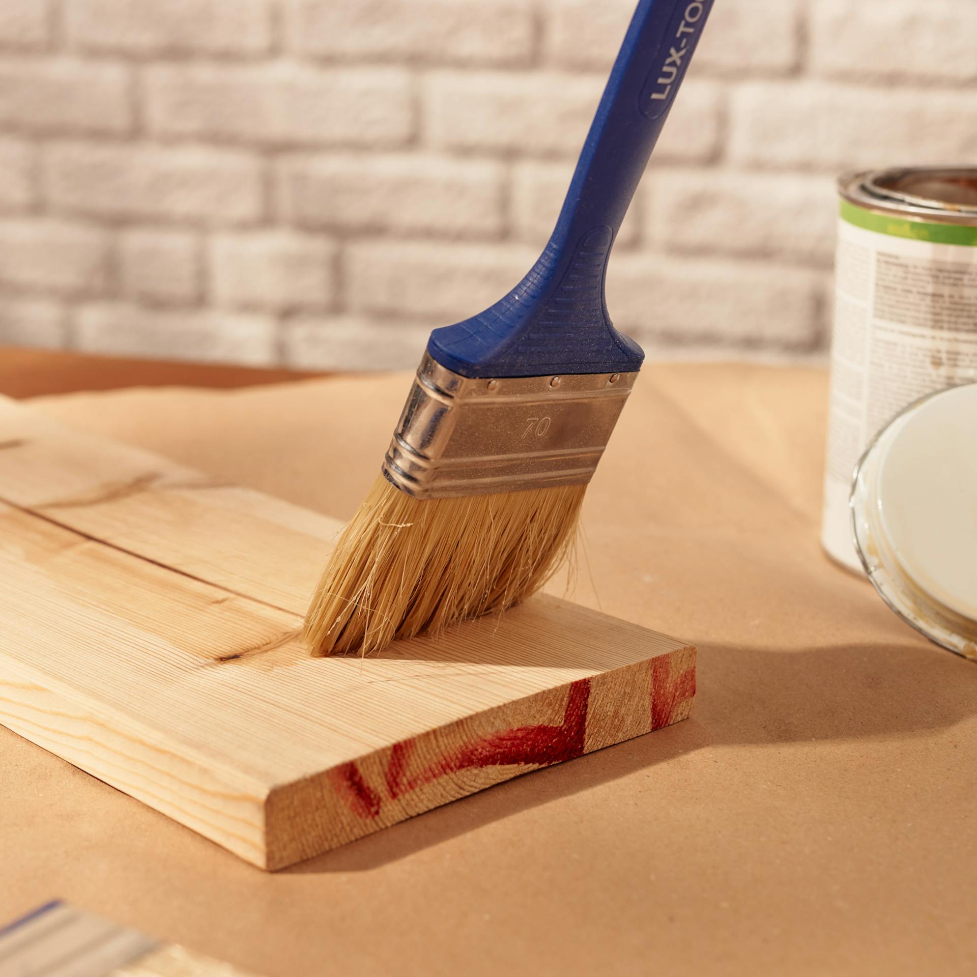 Ecset lazúrral egy deszkán