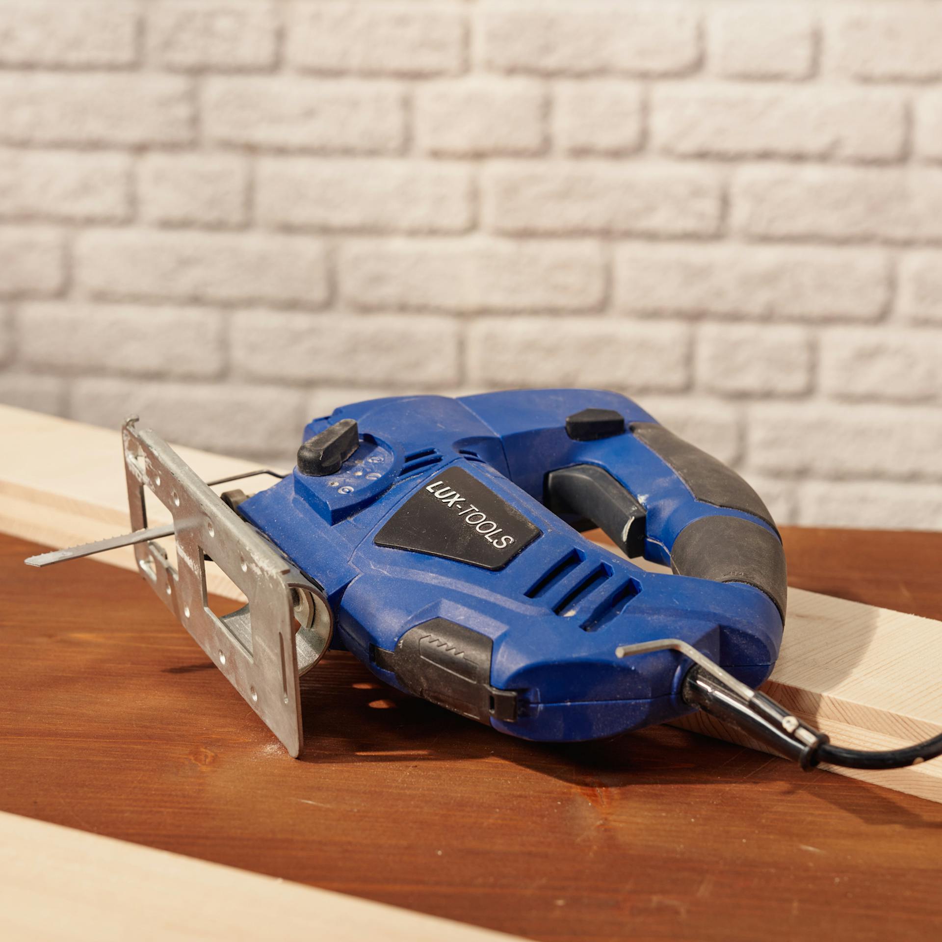 Egy szúrófűrész egy deszka mellett