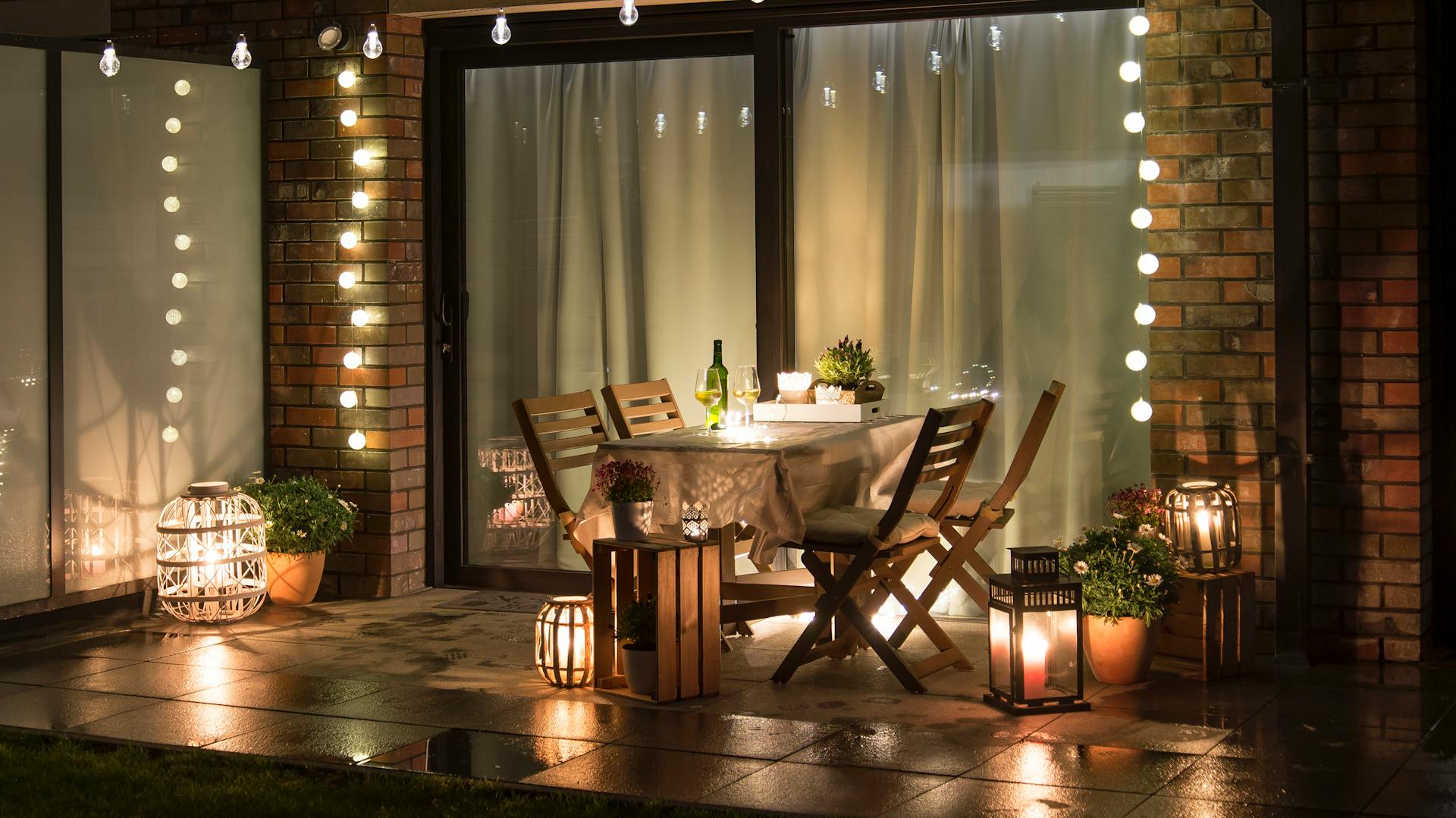 Varie lampade illuminano in modo suggestivo una terrazza.