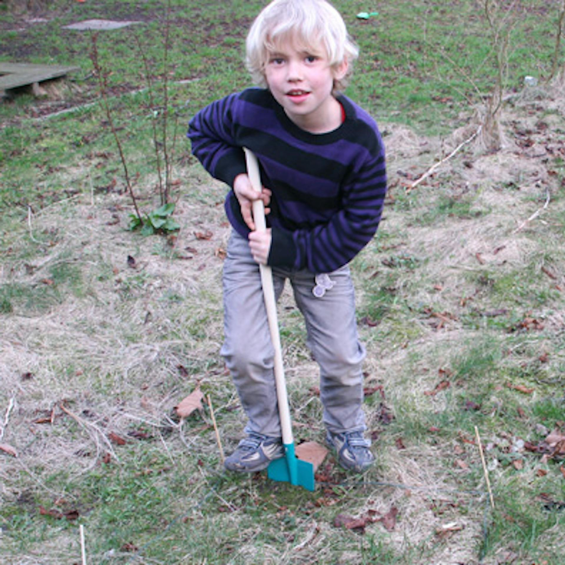 Kind mit Schaufel beim ersten Spatenstich.