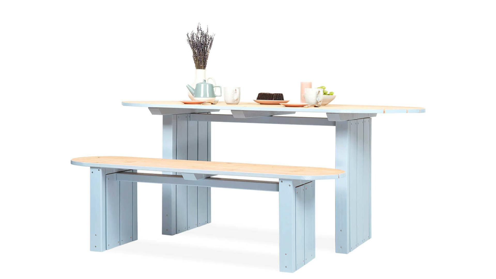 Gartenbank Emilia in blauen Farbtönen.