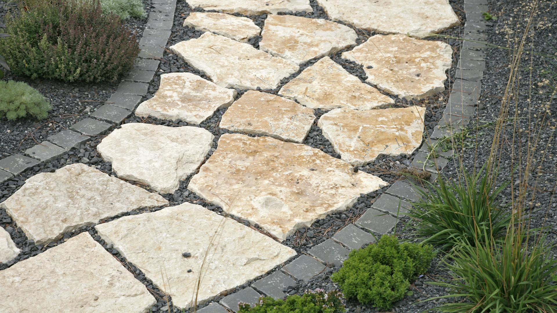 Vialetto del giardino in pietre naturali .