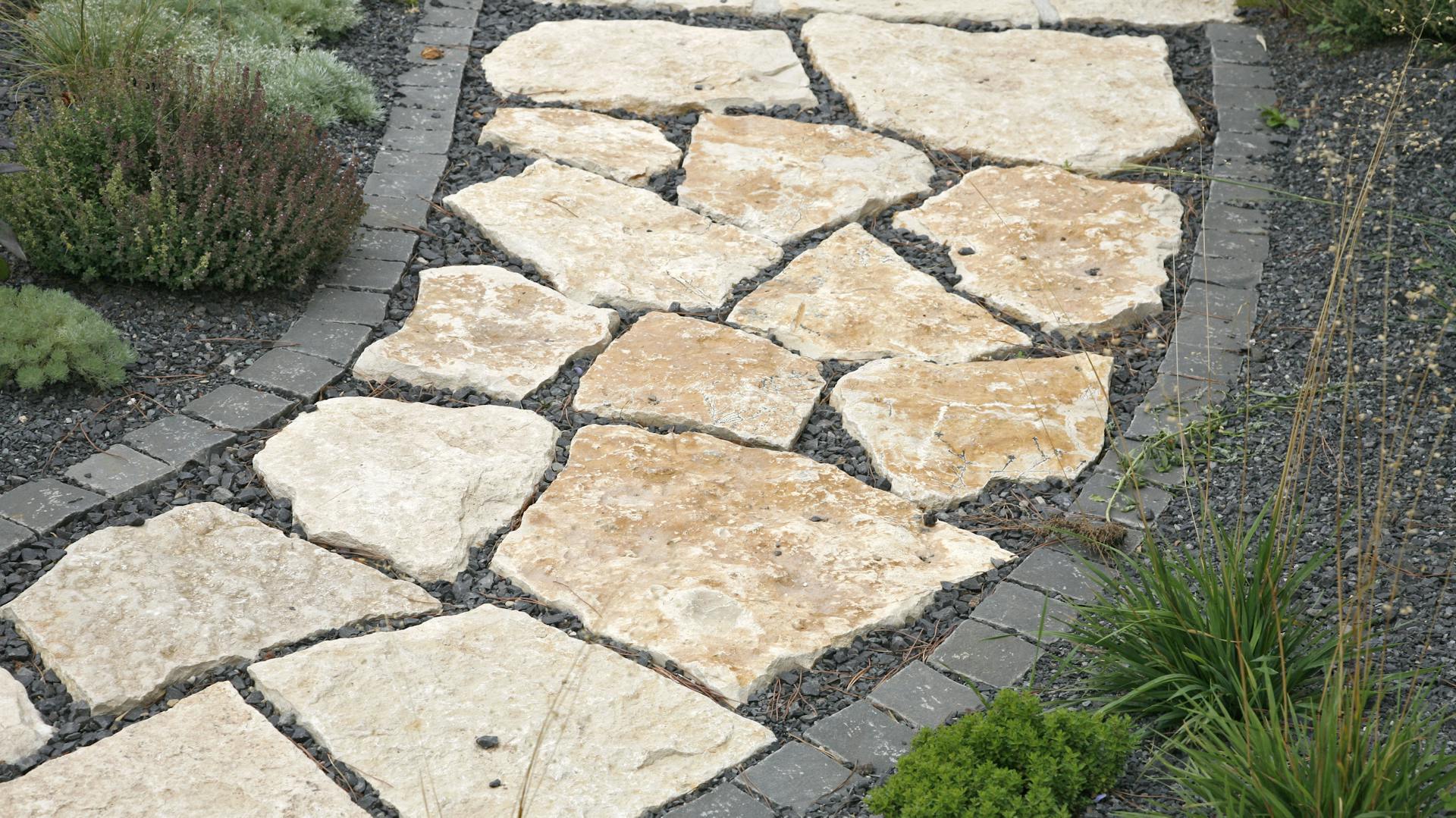 Gartenweg aus ungleichmäßigen Natursteinen
