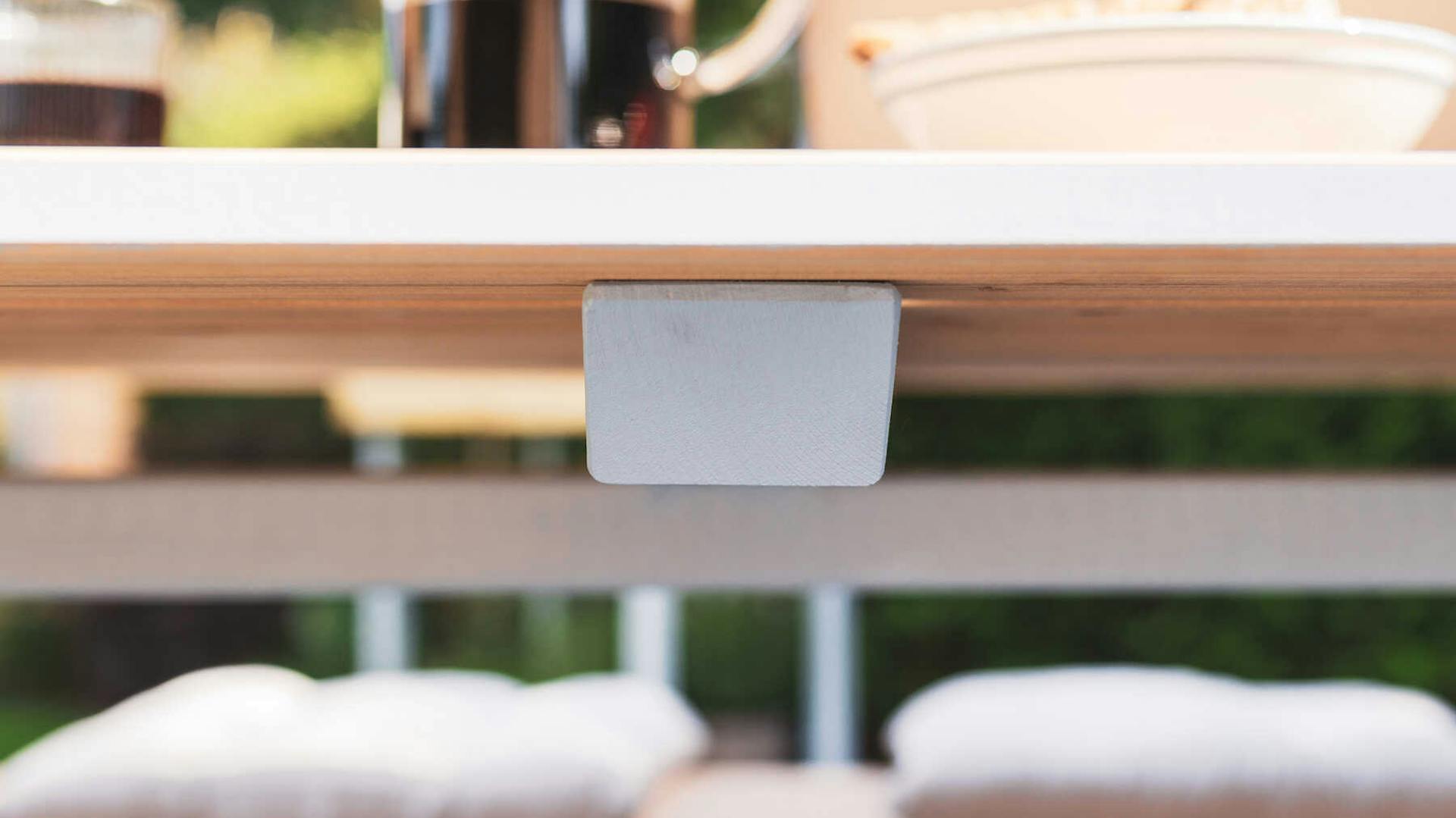 Nahansicht auf Tischplatte in der Seitenansicht.