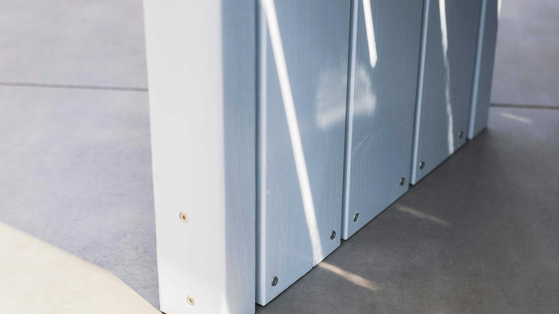 Detailansicht des Standfußes des Gartentisches Emilia.