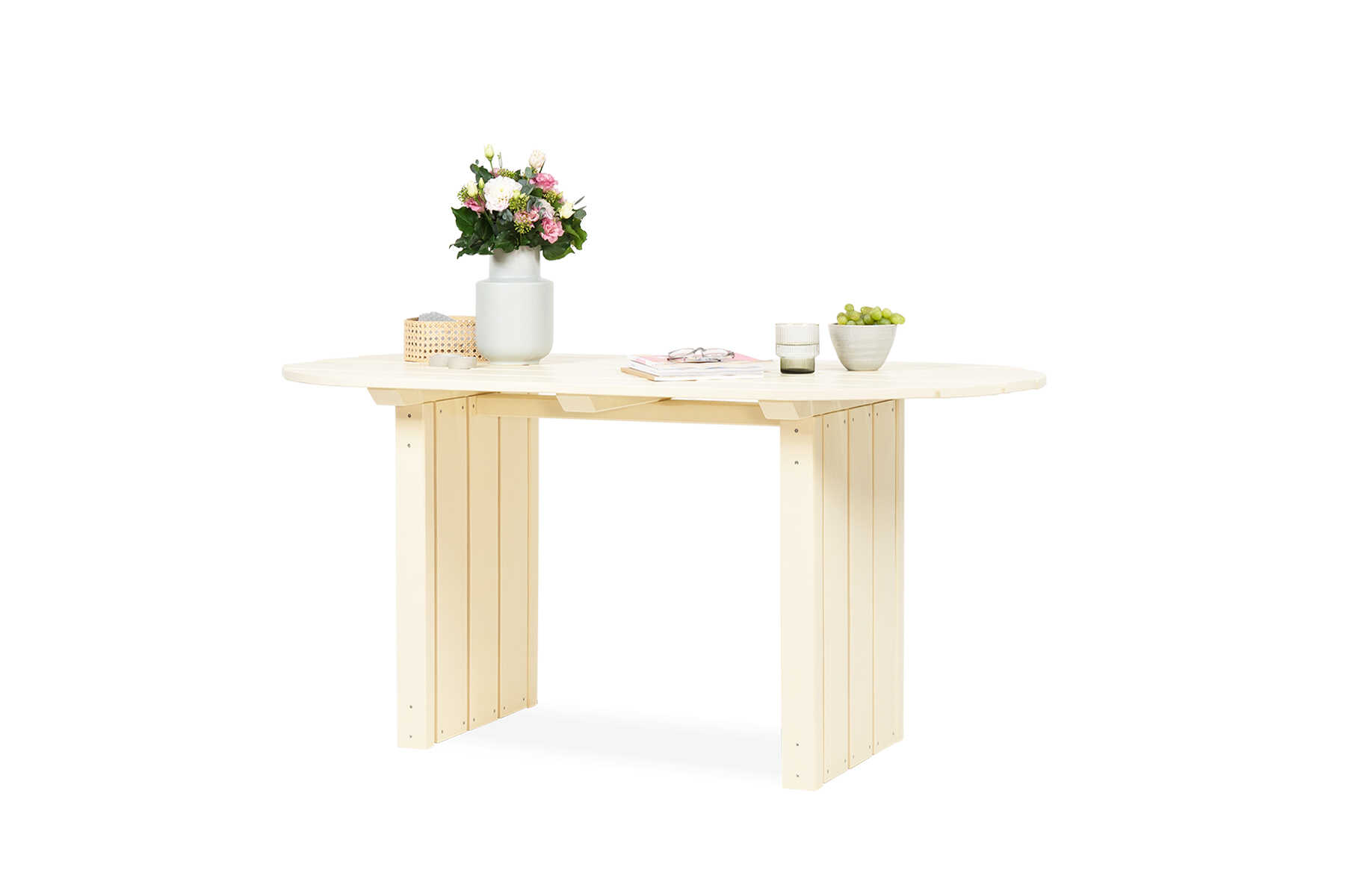 Gartentisch Emilia in der Frontansicht vor weißem Hintergrund.
