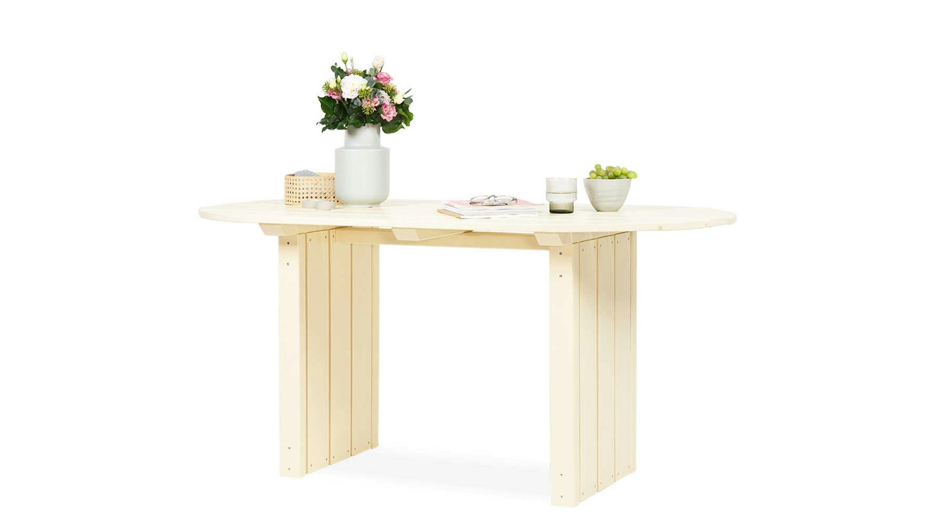 Gartentisch Emilia in der Frontansicht vor weißem Hintergrund.