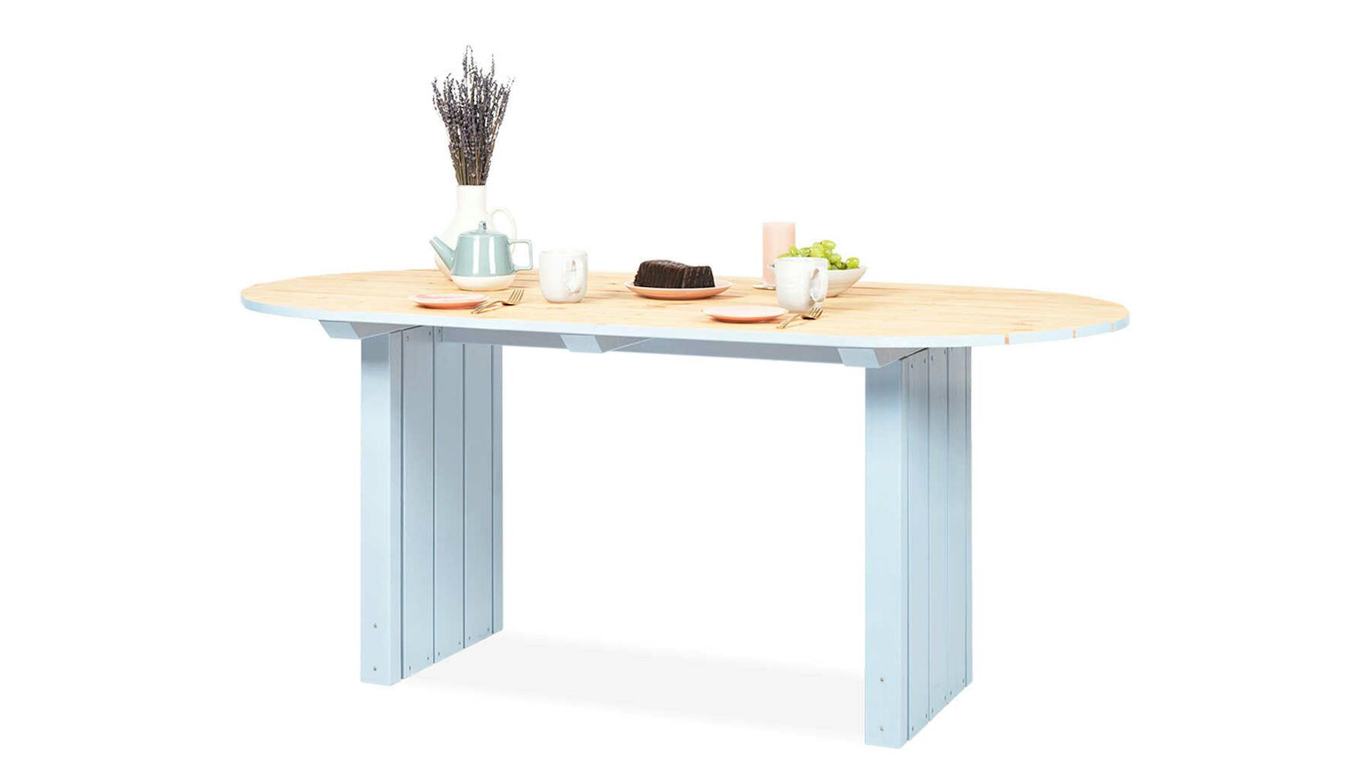 Gartentisch Emilia in blau in Frontansicht vor weißem Hintergrund.