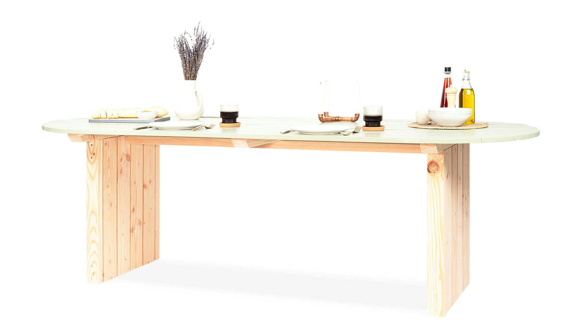 Breitgebauter Gartentisch Emilia in Frontansicht vor weißem Hintergrund.