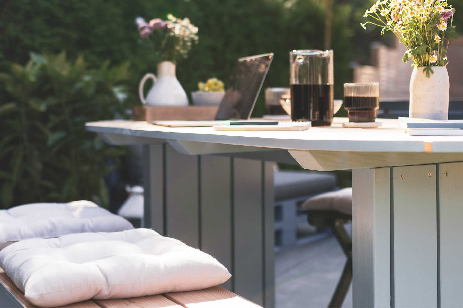 Seitliche Ansicht des Gartentisches Emilia zusammen mit der Gartenbank Emilia.