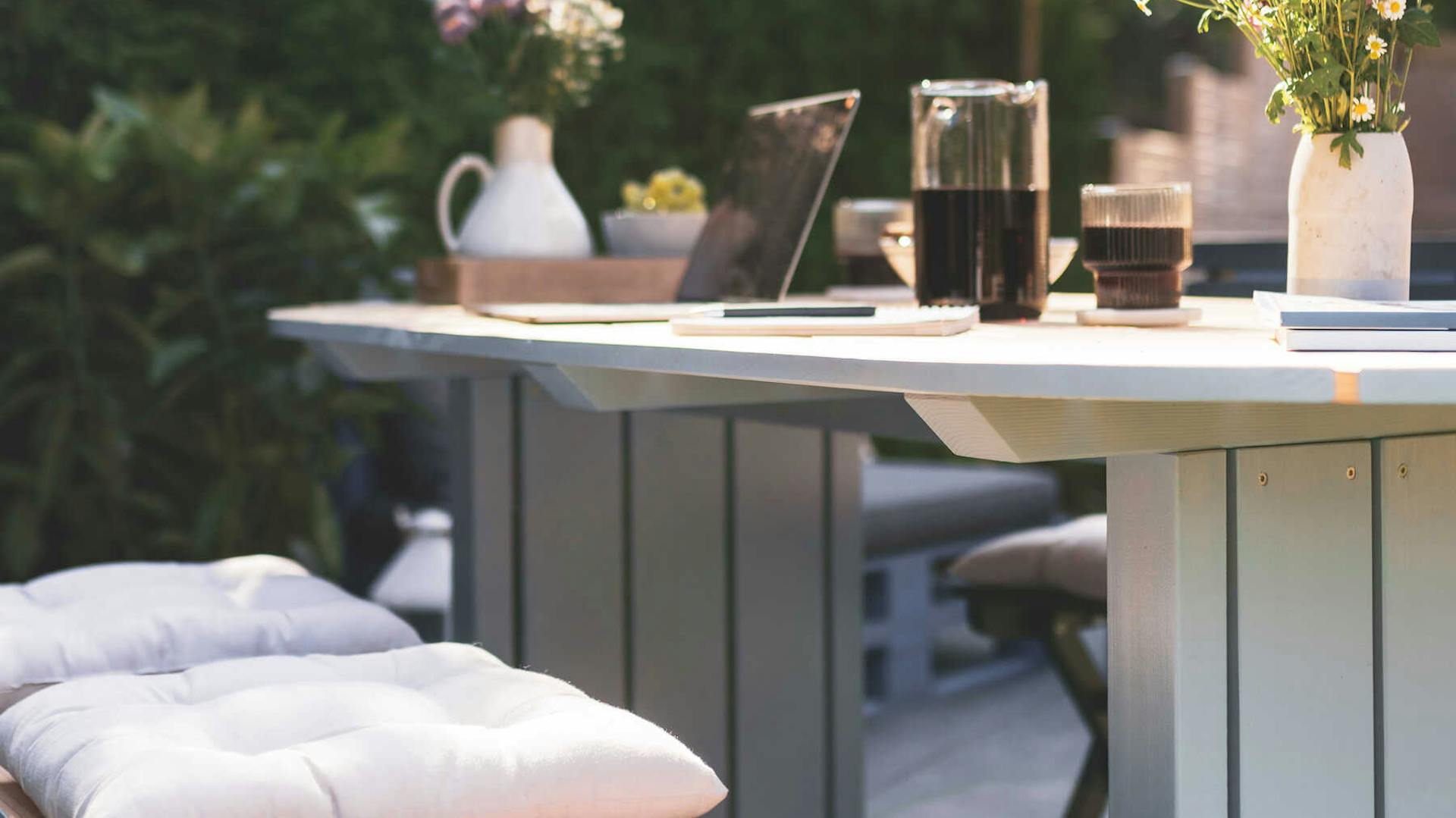 Seitliche Ansicht des Gartentisches Emilia zusammen mit der Gartenbank Emilia.