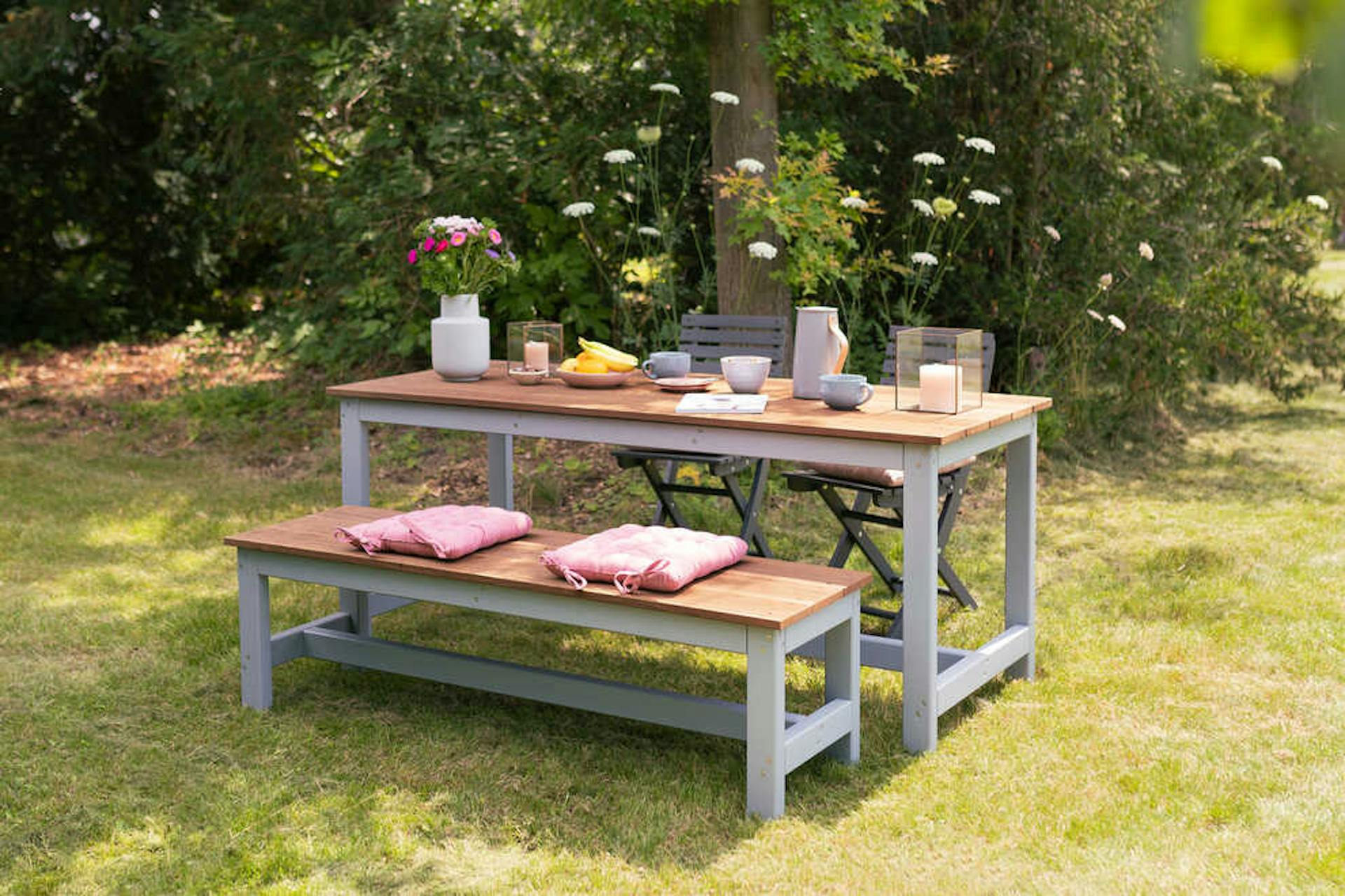 Gartentisch und Gartenbank Richard auf einer Wiese