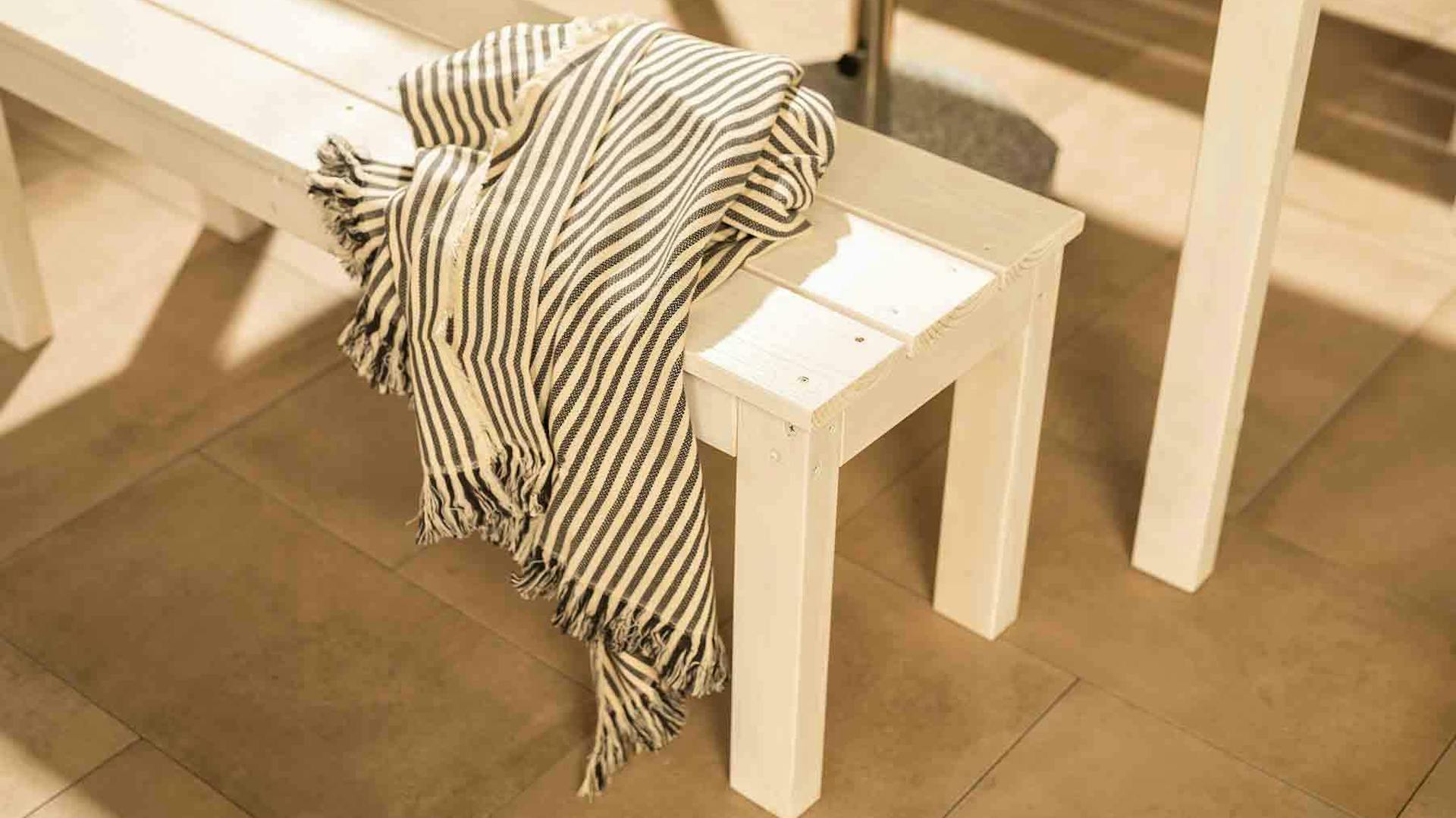 Ansicht der Bank von Gartentisch Sophie.