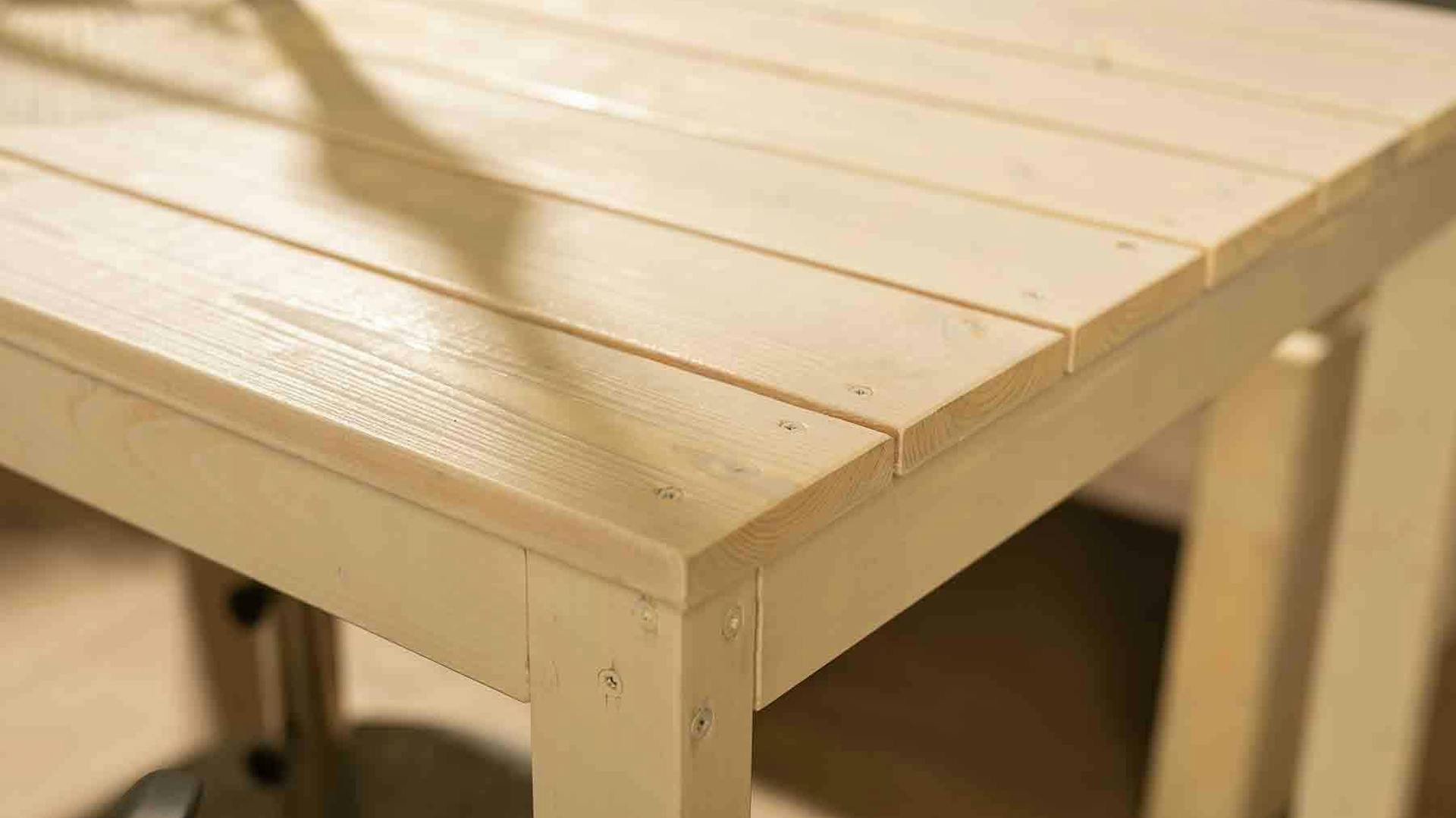 Nahansicht der Tischplatte von Gartentisch Sophie.