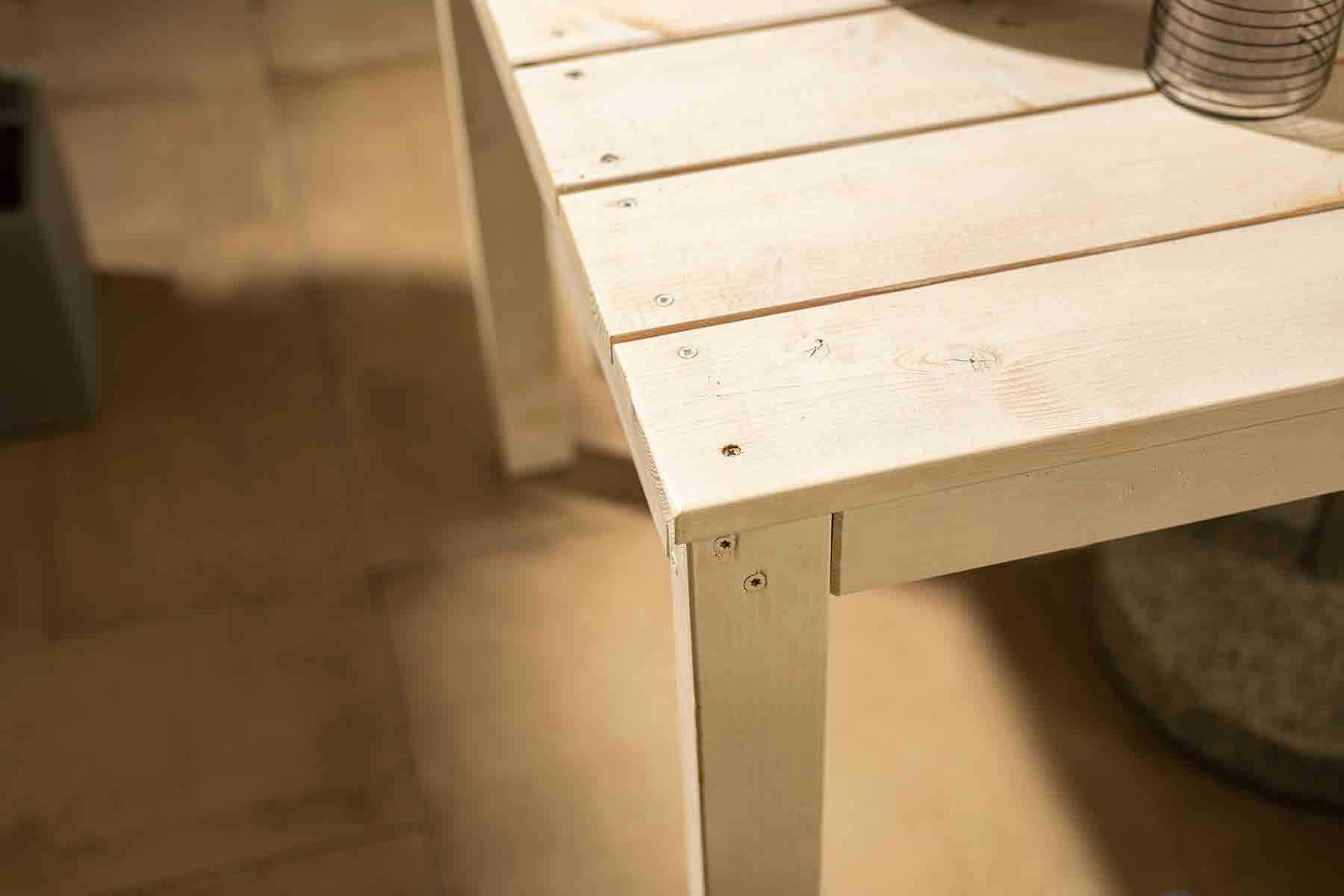 Draufsicht einer Ecke der Deckplatte von Gartentisch Sophie.