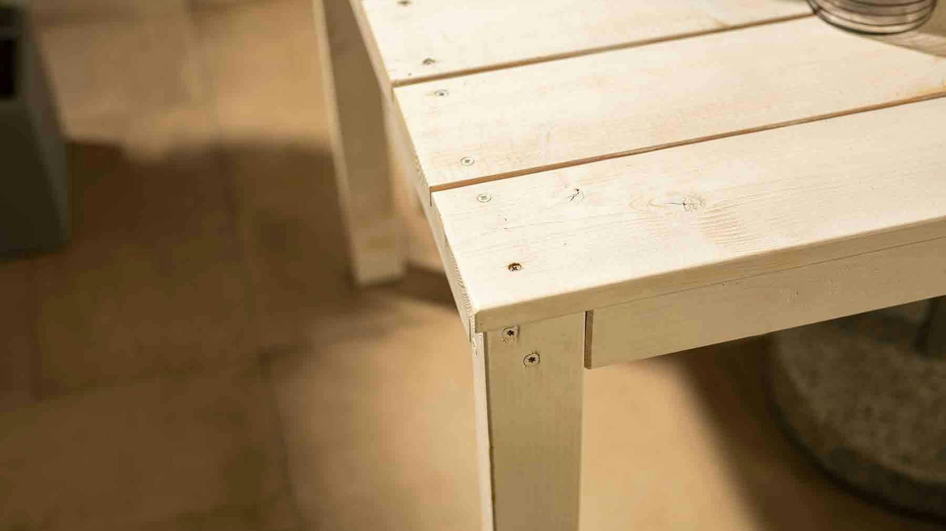 Draufsicht einer Ecke der Deckplatte von Gartentisch Sophie.