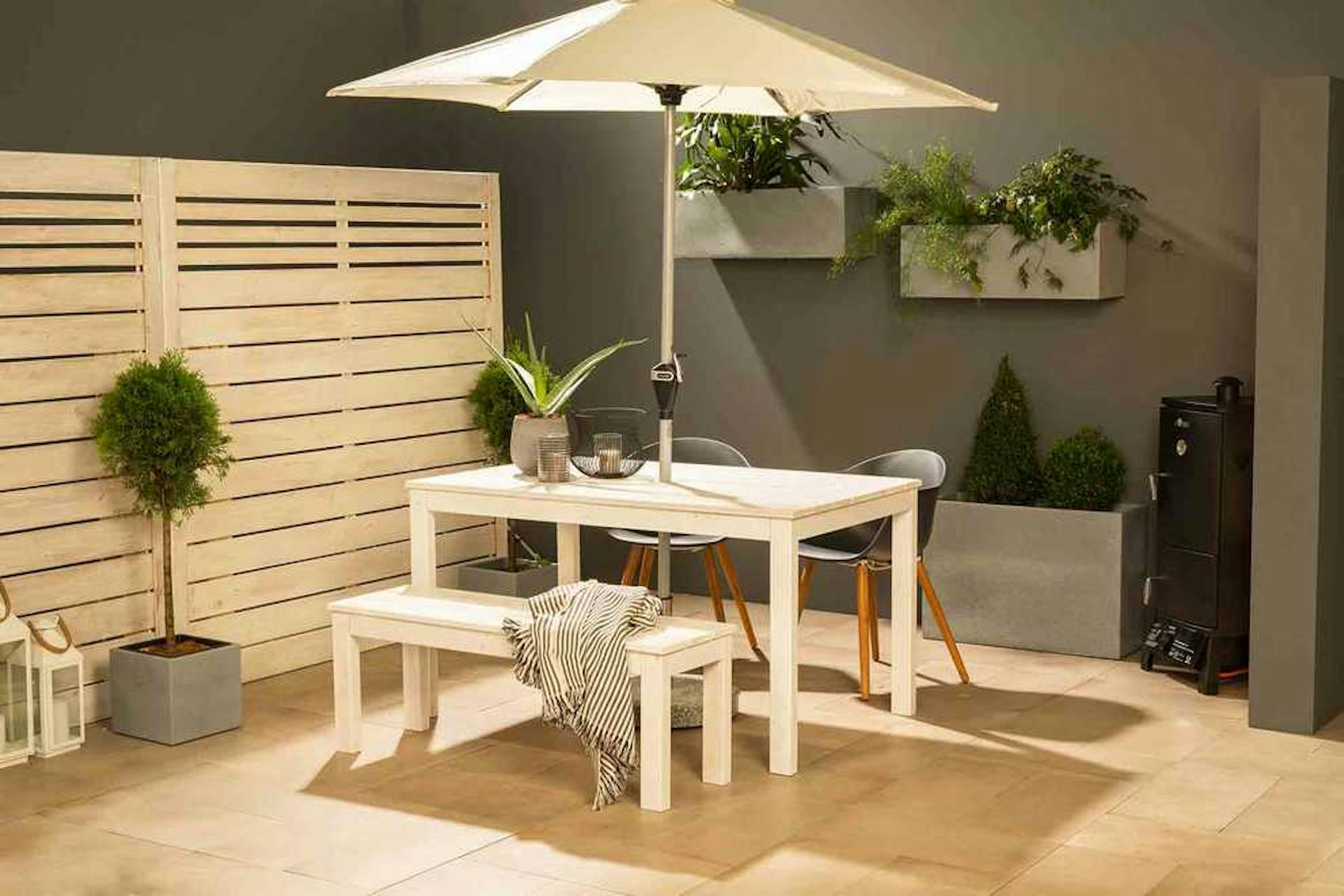 Gartentisch und Gartenbank Sophie auf einer Terrasse