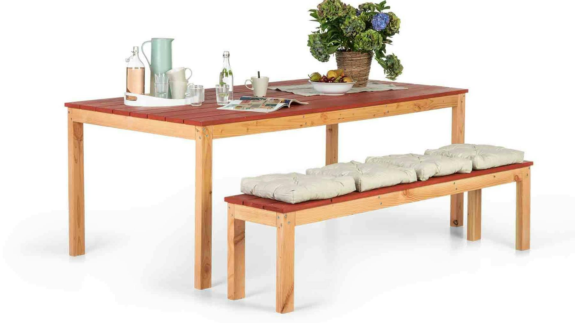 Schräge Ansicht auf Gartentisch Sophie im natürlichen Look vor weißem Hintergrund.