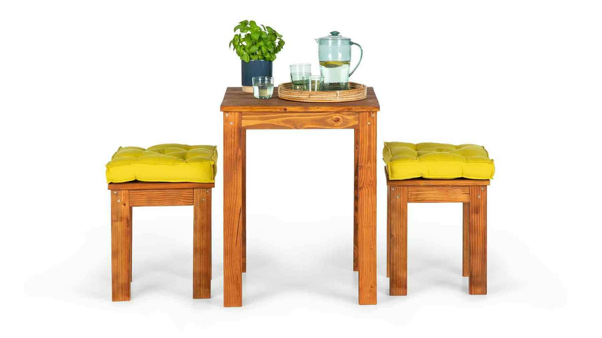 Seitliche Ansicht auf einen kurzgebauten Gartentisch Sophie mit entsprechenden Bänken vor weißem Hintergrund.