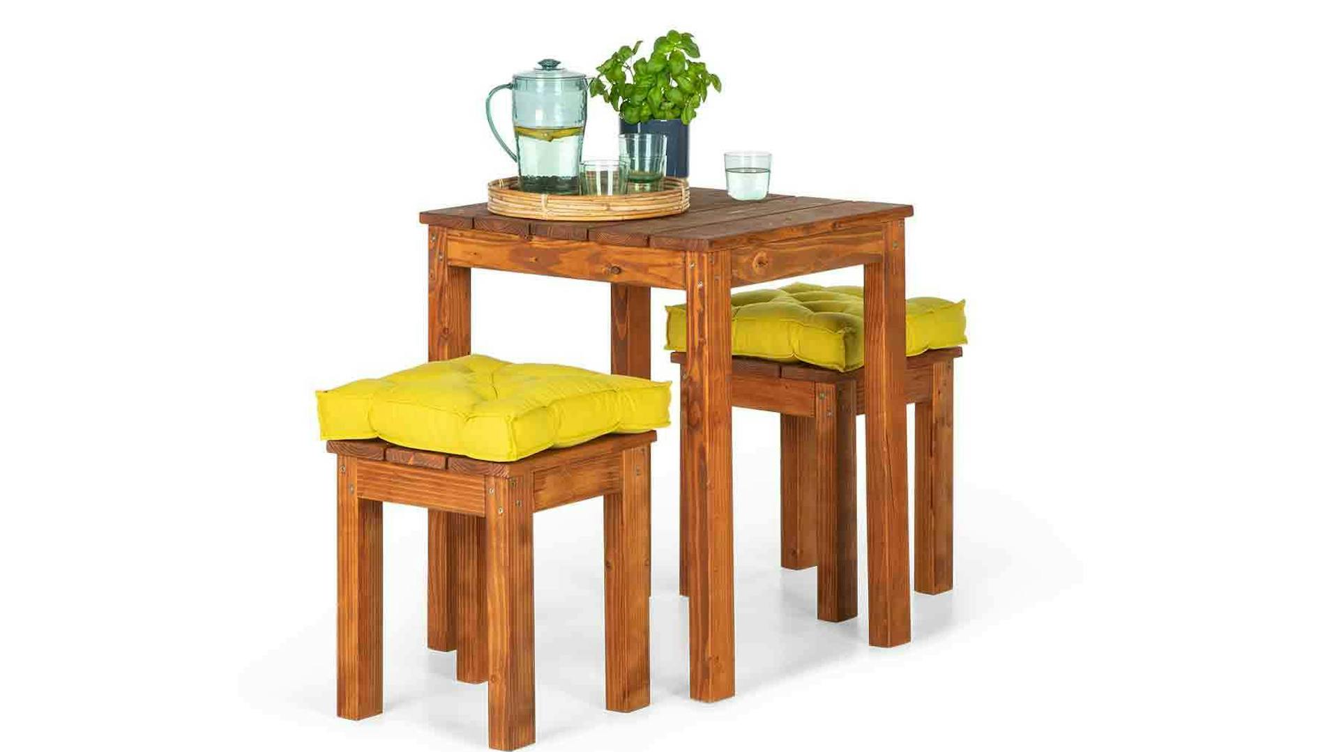 Schräge Ansicht auf kurzgebauten Gartentisch Sophie vor weißem Hintergrund.