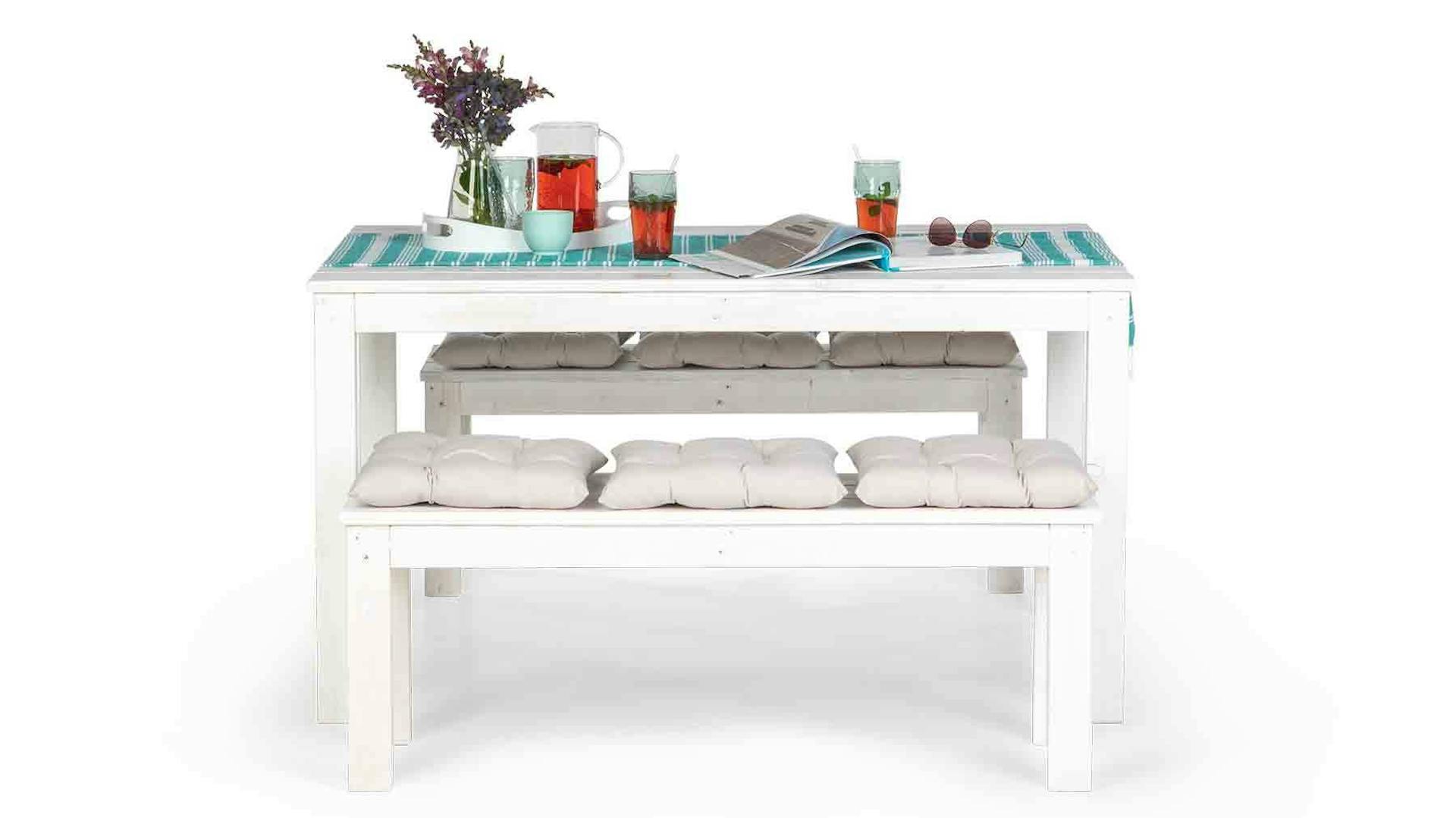 Vorderansicht auf Gartentisch Sophie vor weißem Hintergrund.