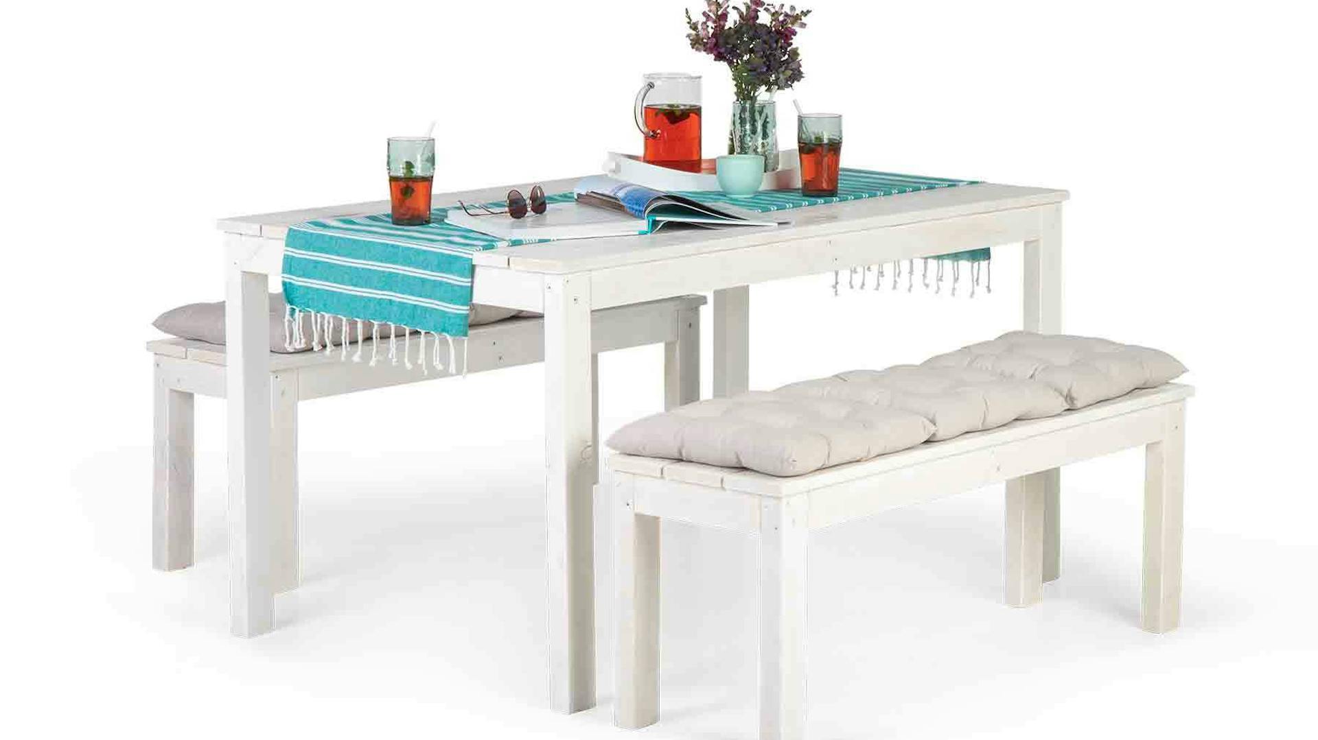 Gartenbank Sophie in weiß vor einem weißen Hintergrund.