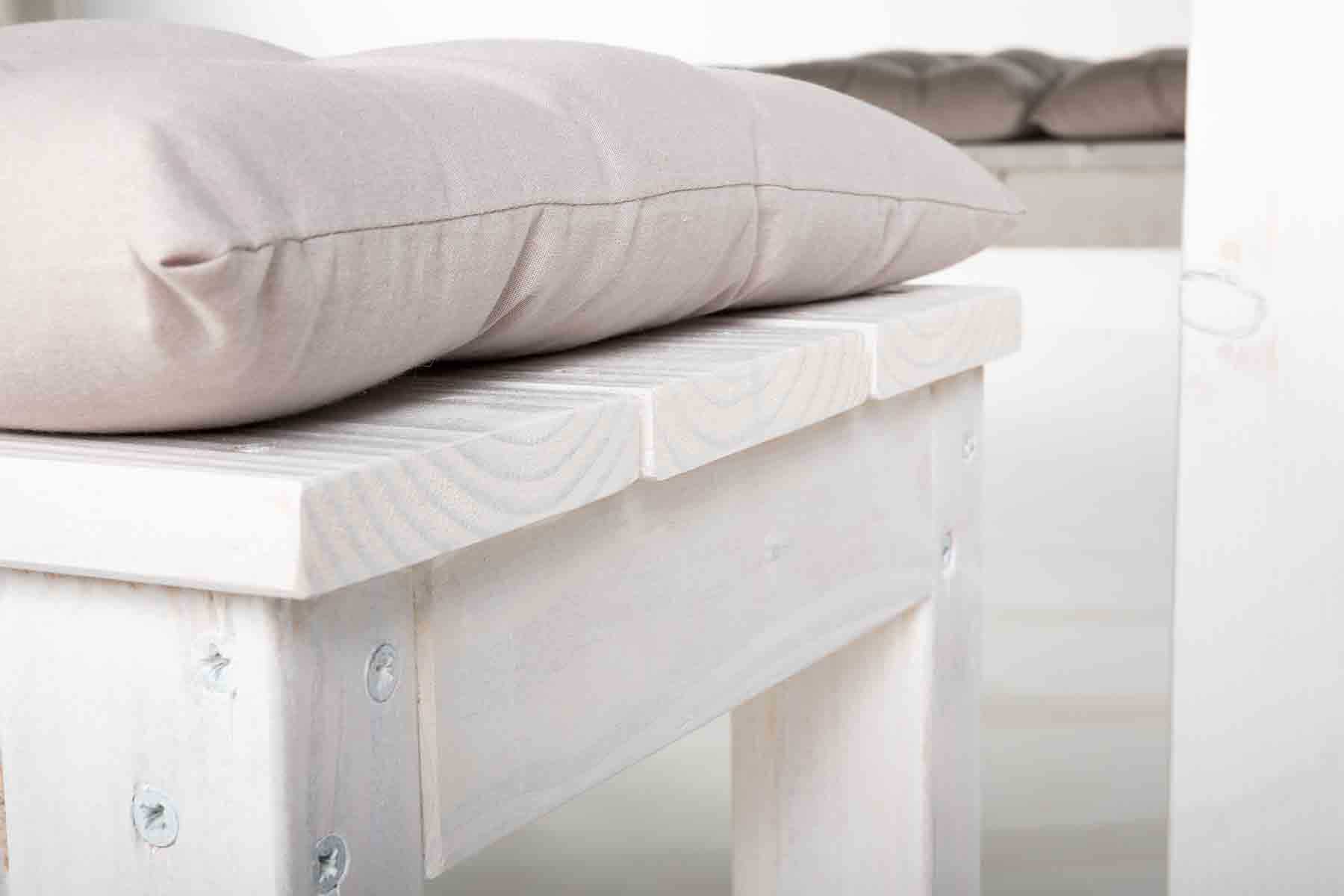 Detailaufnahme der Bank mit Sitzkissen.