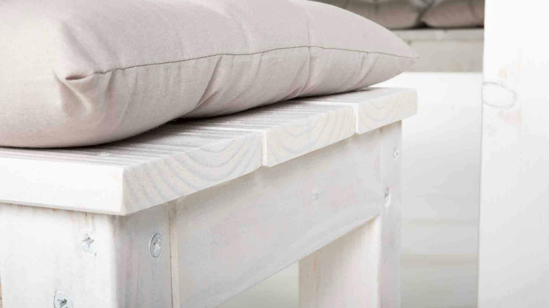 Detailaufnahme der Bank mit Sitzkissen.
