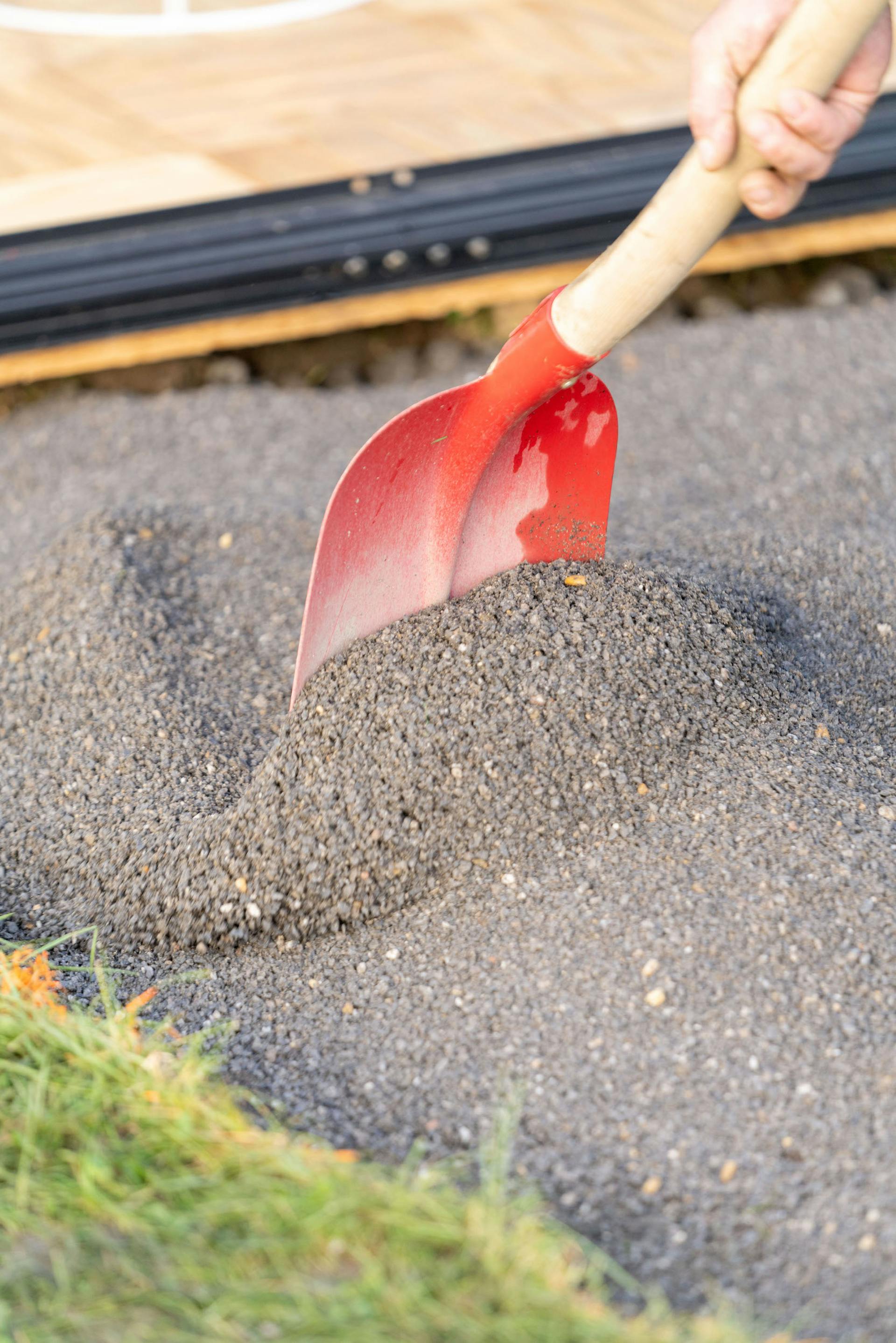 Il pietrisco viene distribuito con una pala