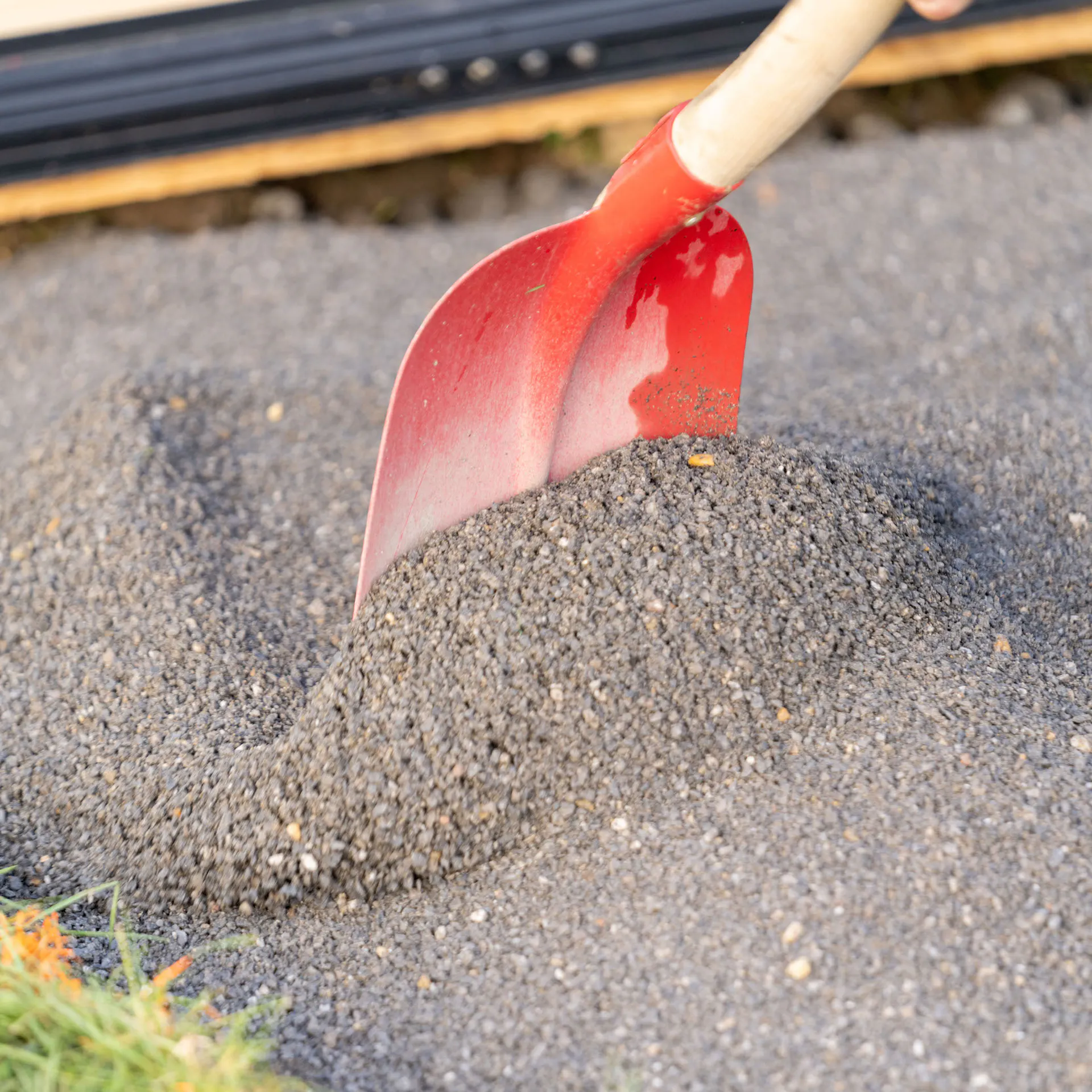 Štěrk se sype lopatou