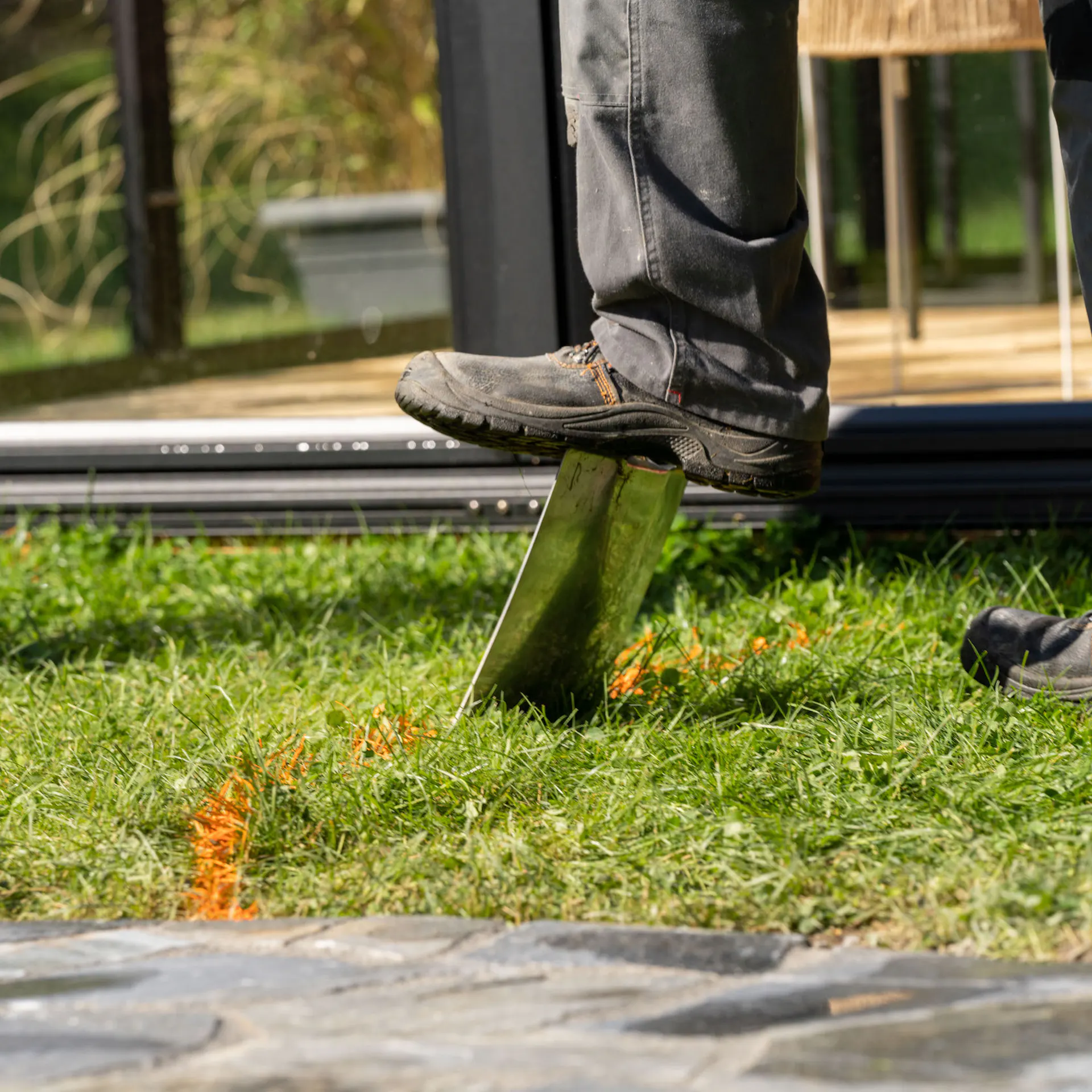 Někdo šlape na rýč v zemi.