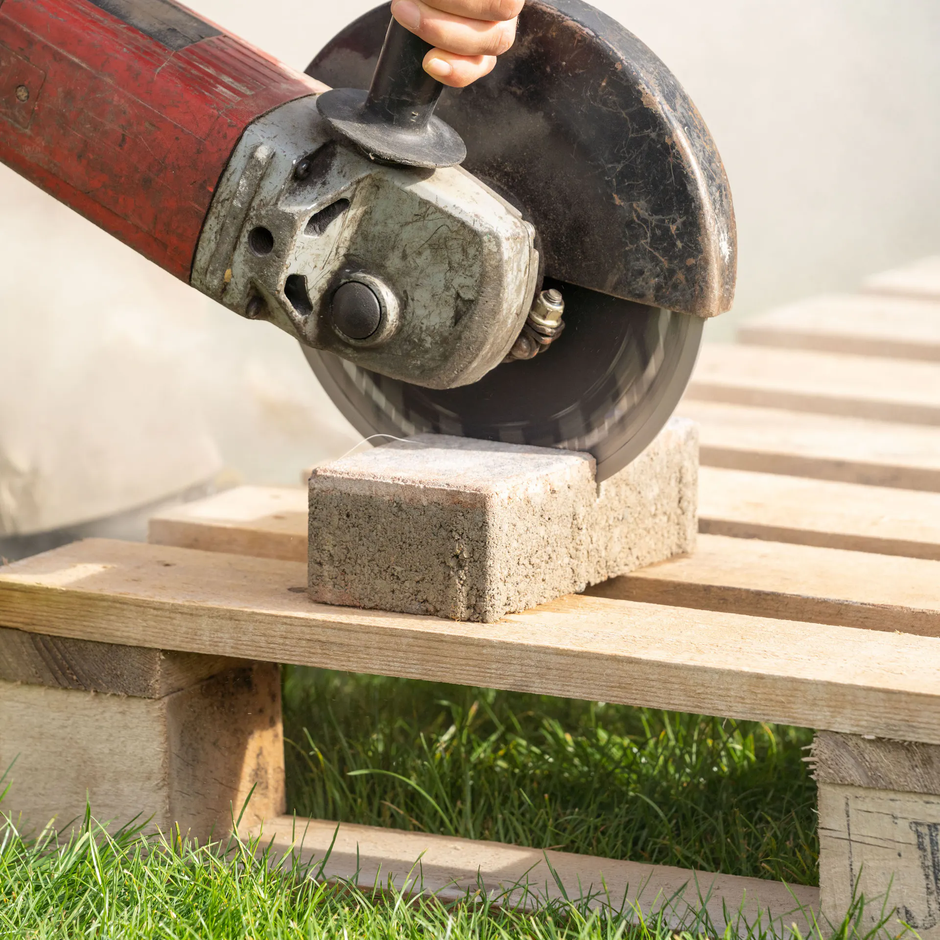 Dlažební kostka se řeže úhlovou bruskou