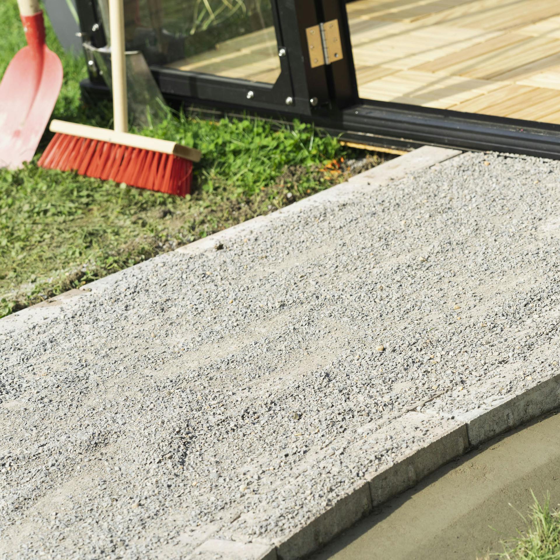 Splitt auf einem Pflasterweg