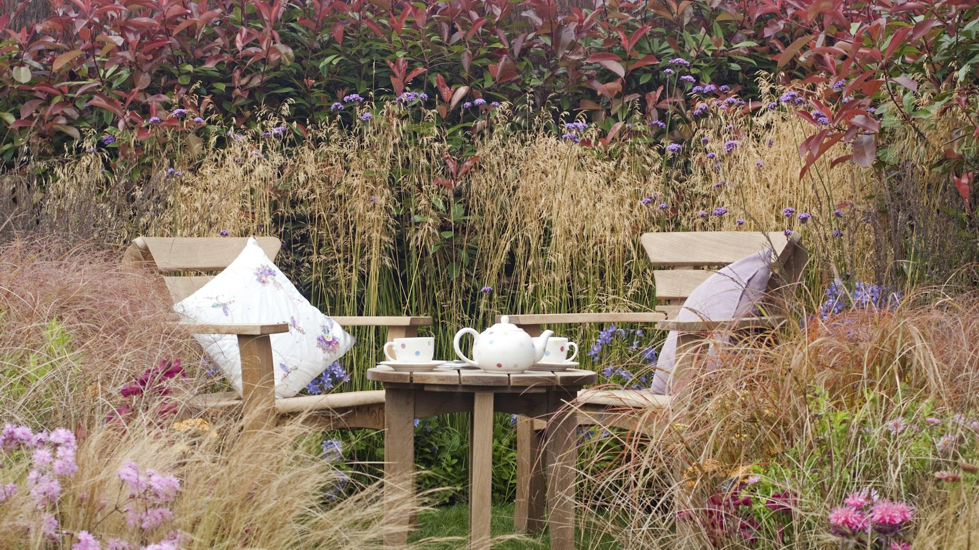 Gartenoase aus Gräsern mit Sitzplatz