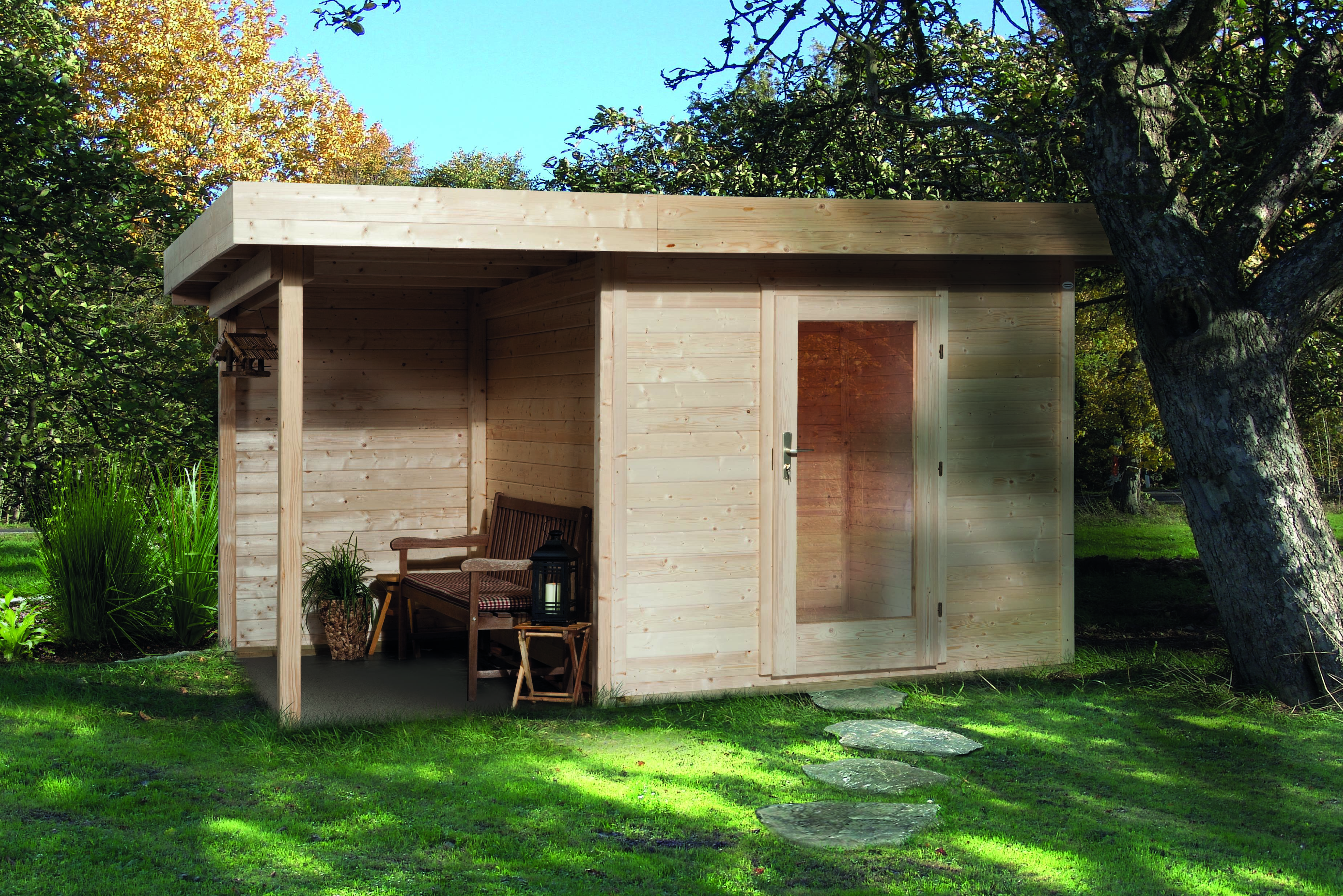 Az őszi kertben egy kerti ház áll.