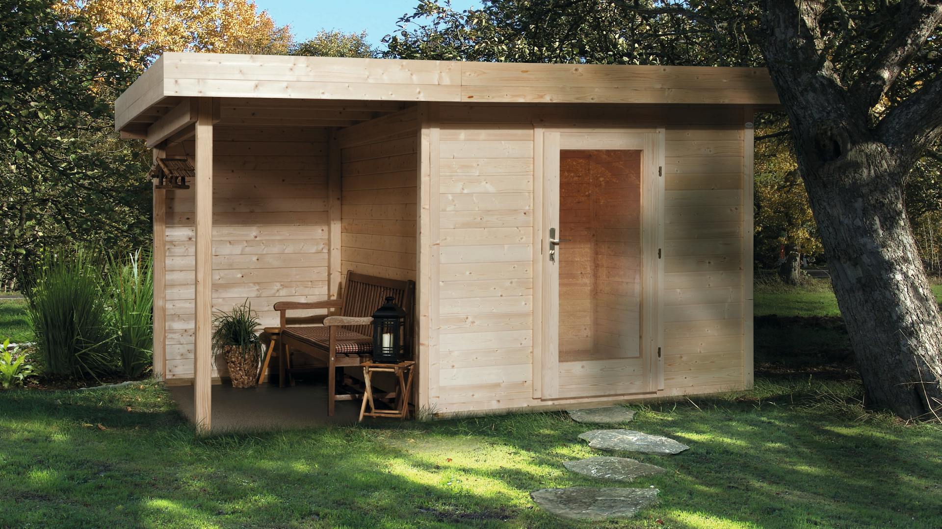 Az őszi kertben egy kerti ház áll.